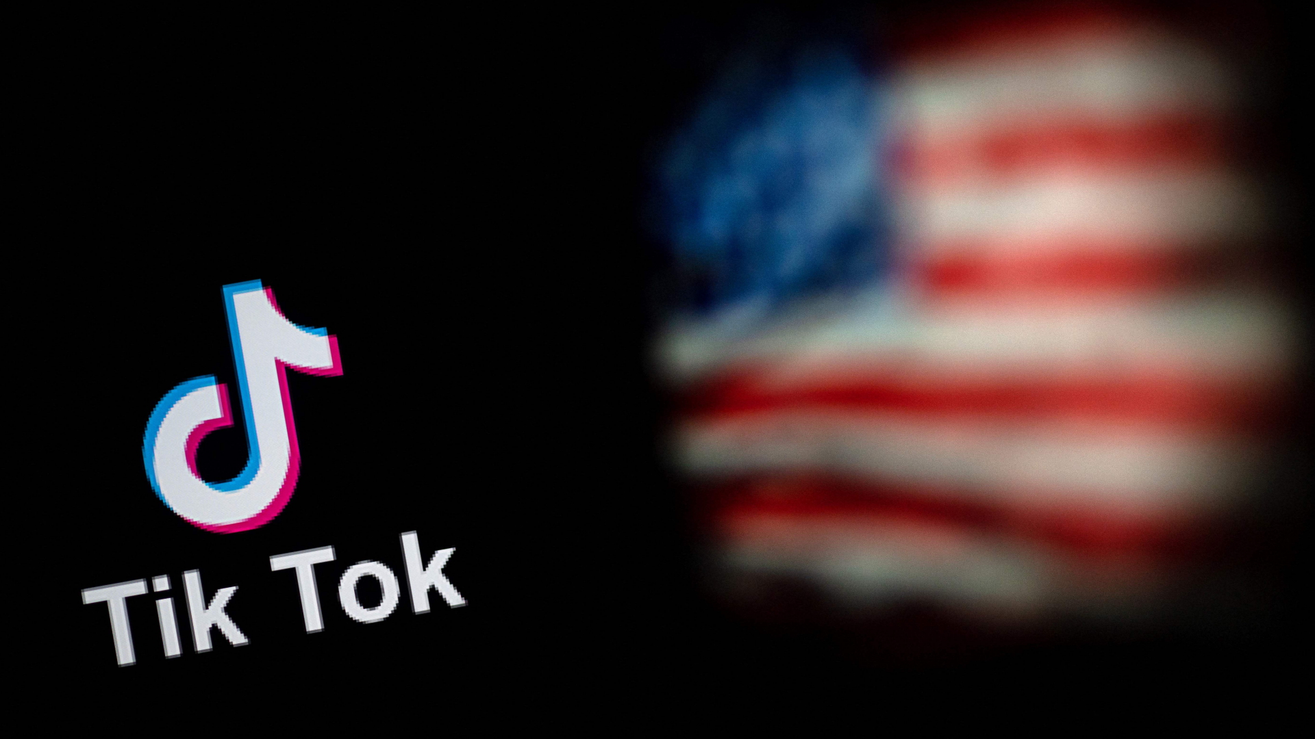 Das Logo von TikTok und die US-Flagge rechts daneben