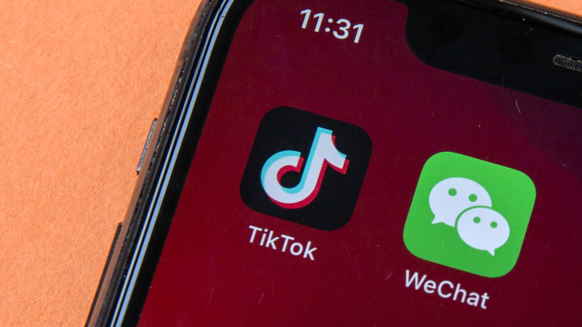 TikTok- und WeChat-App auf einem Handy  | AP