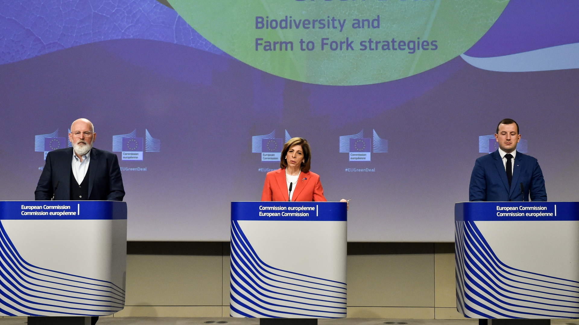 EU-Kommissionsvize Frans Timmermans, Gesundheitskommissarin Stella Kyriakides und Umweltkommissar Virginijus Sinkevicius stellen die Strategie für nachhaltige Lebenmittelproduktion vor.  | JOHN THYS/POOL/EPA-EFE/Shutterst