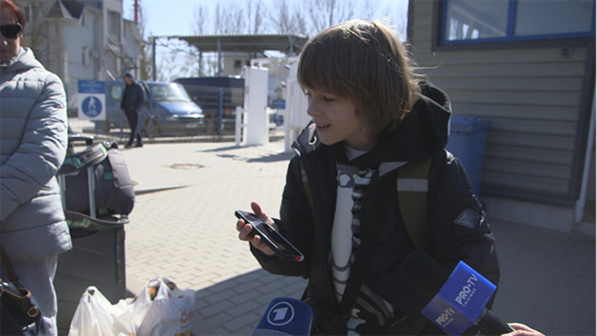 Der 12-jährige Timofey aus Odessa telefoniert nach seiner Ankunft am Grenzübergang Palanca mit seinem Vater, der daheim geblieben ist. | ARD Wien