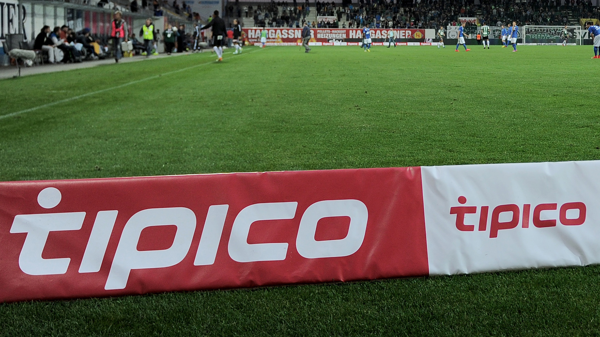 Tipico-Werbung an einem Fußballfeld | picture alliance / CITYPRESS24