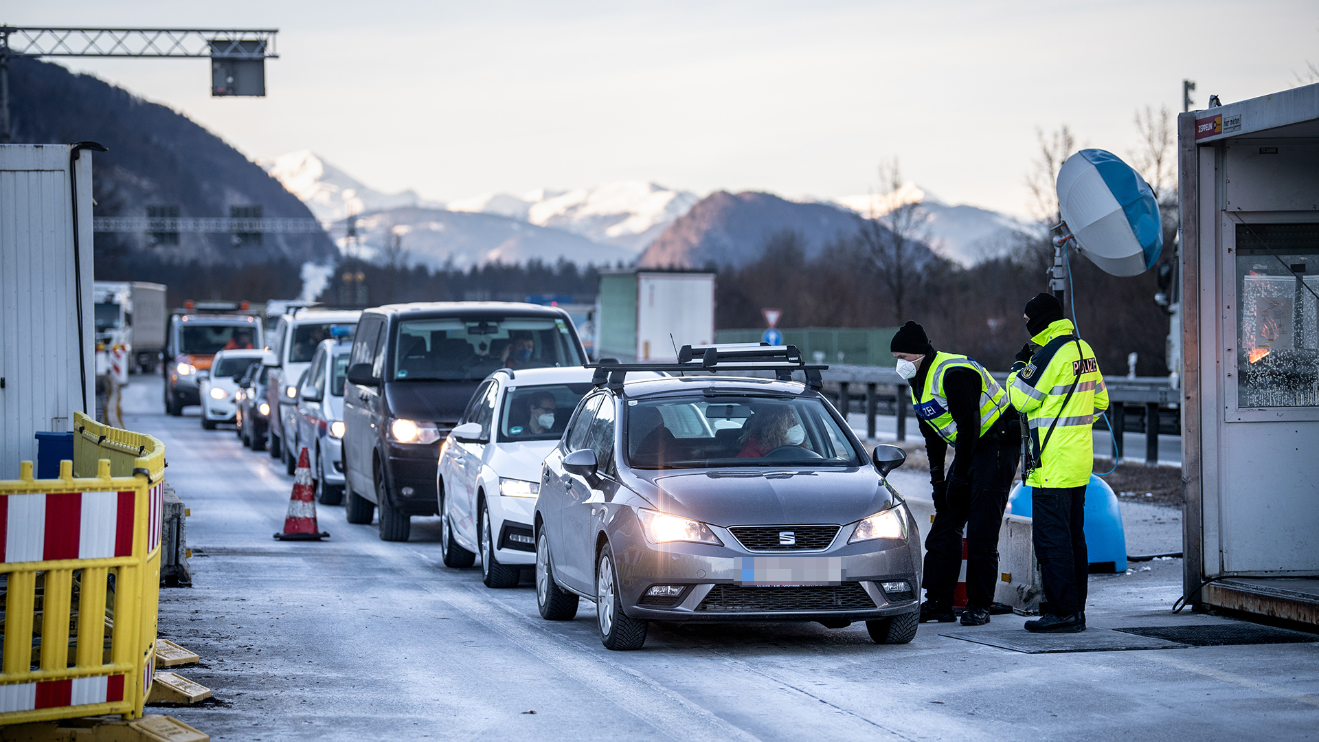 Bundespolizisten kontrollieren die Dokumente von Pkw-Fahrern, die aus Österreich kommen.