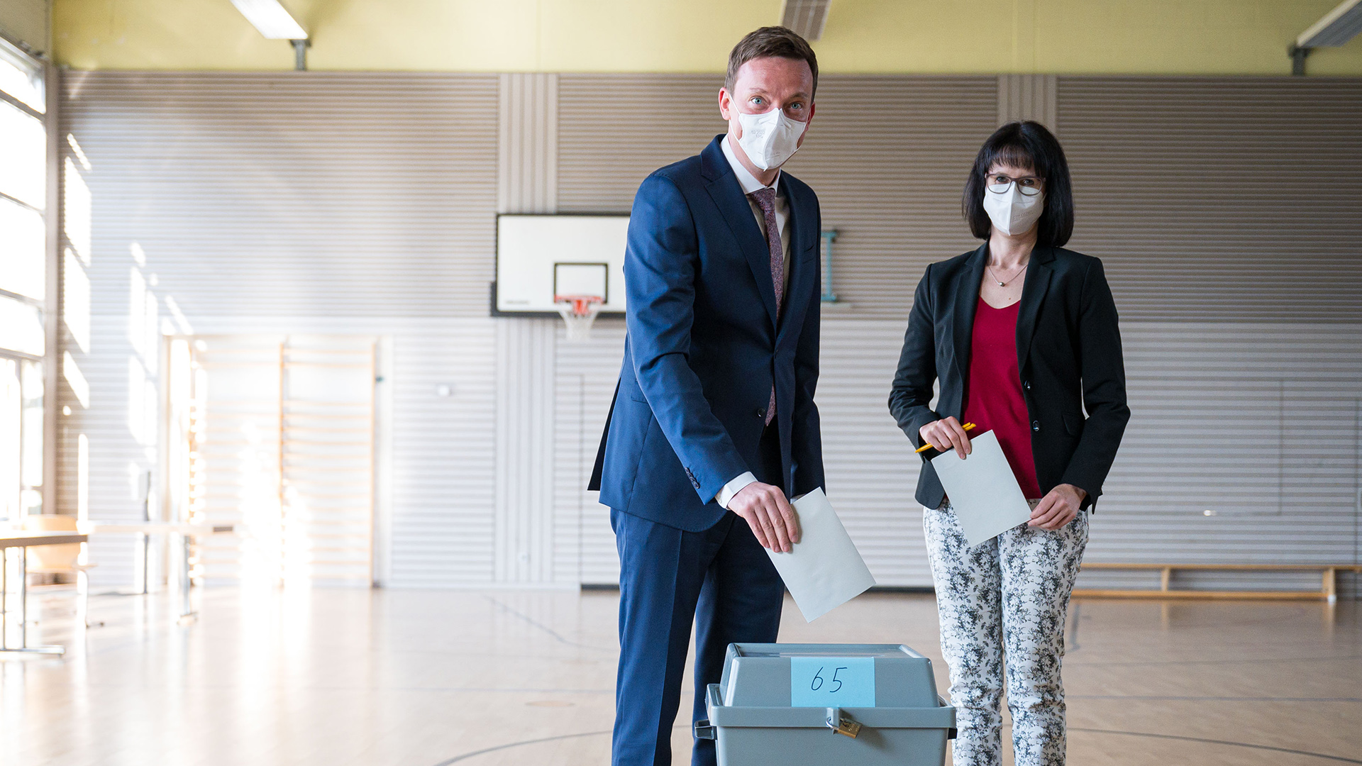 Tobias Hans gibt in einem Wahllokal gemeinsam mit seiner Frau Tanja seine Stimme für die Landtagswahl im Saarland ab. | dpa