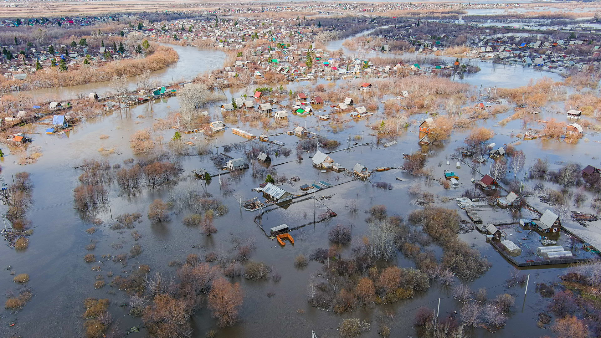 Luftaufnahme eines bewohnten betroffenen Gebiets, das vom Hochwasser betroffen ist (Aufnahme: 17.04.2024)