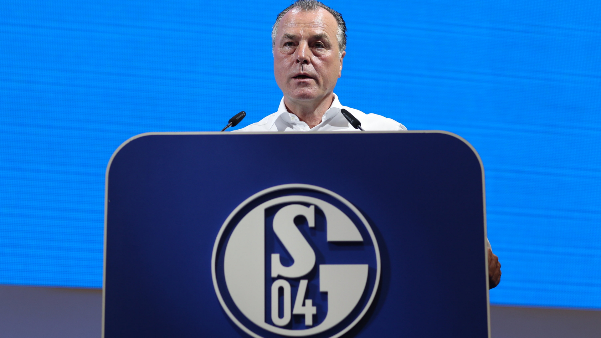 Der Schalker Aufsichtsratsvorsitzender Clemens Tönnies spricht auf der Bühne
