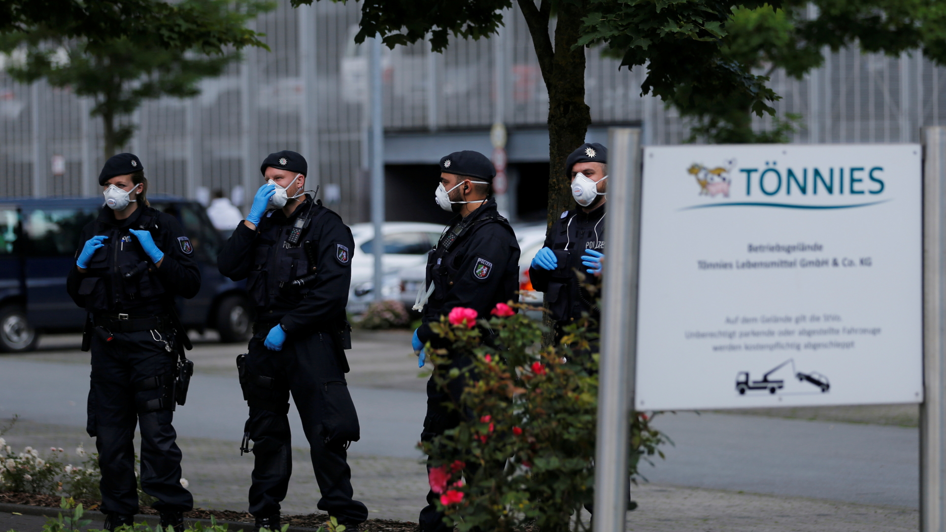 Polizisten vor dem Tönnies-Betriebsgelände | REUTERS