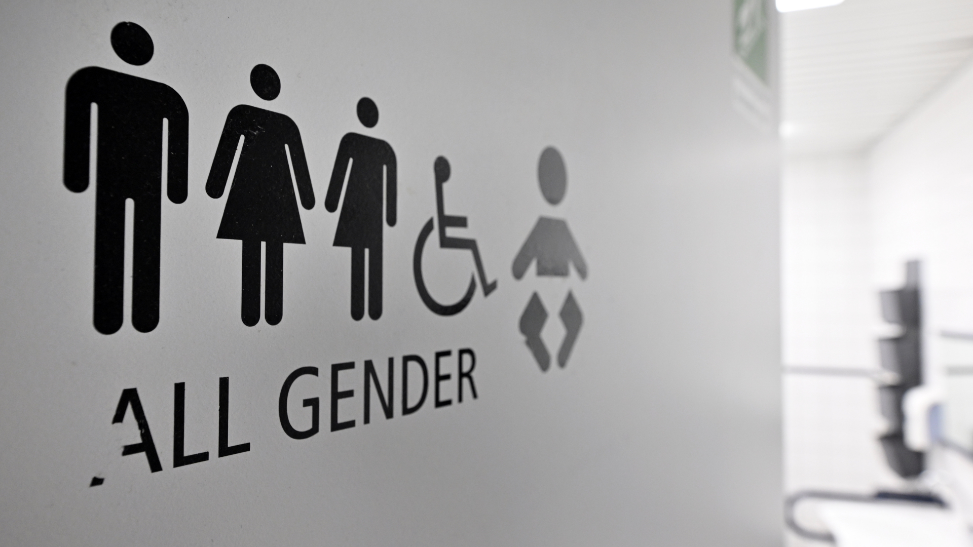 Piktogramme an der Tür einer genderneutralen Toilette in der Friedrich-Schiller-Universität in Jena, Thüringen. | dpa