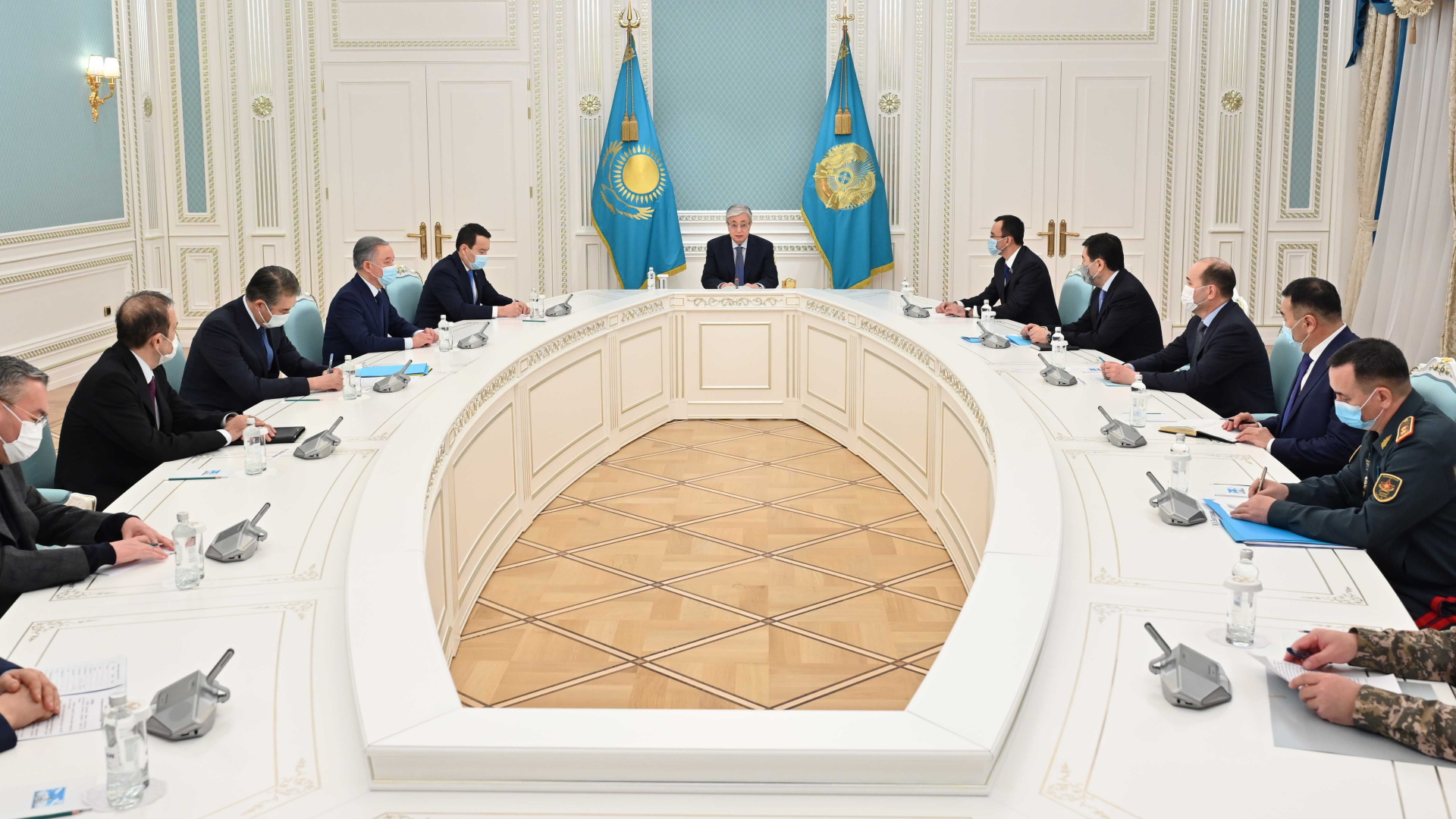 Kassym-Schomart Tokajew (M), Präsident von Kasachstan, nimmt an einer Sitzung des Sicherheitsrates teil. | dpa