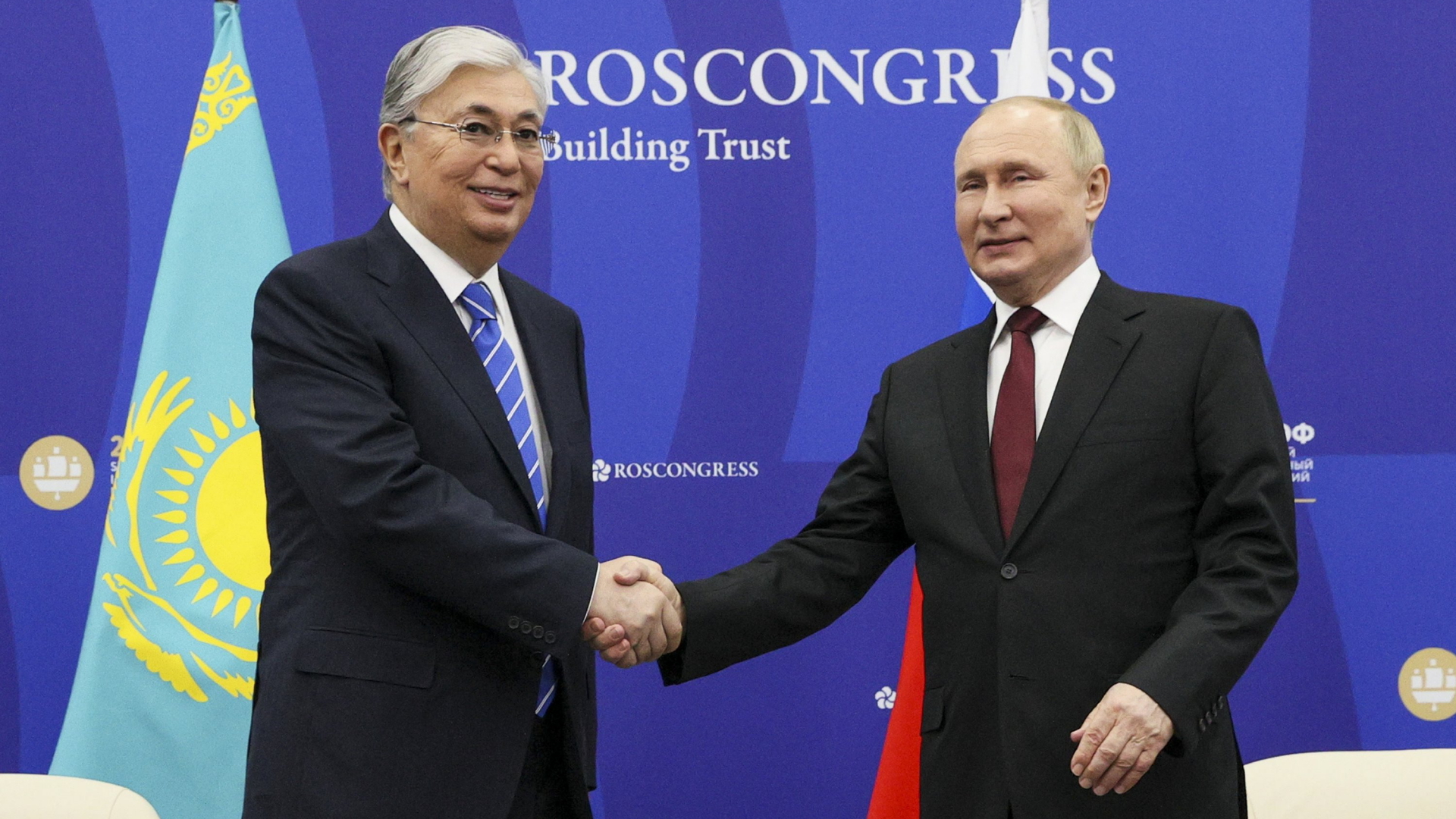 Kasachstans Präsident Quassim-Schormat Tokajew und Wladimir Putin beim Händedruck. | AP