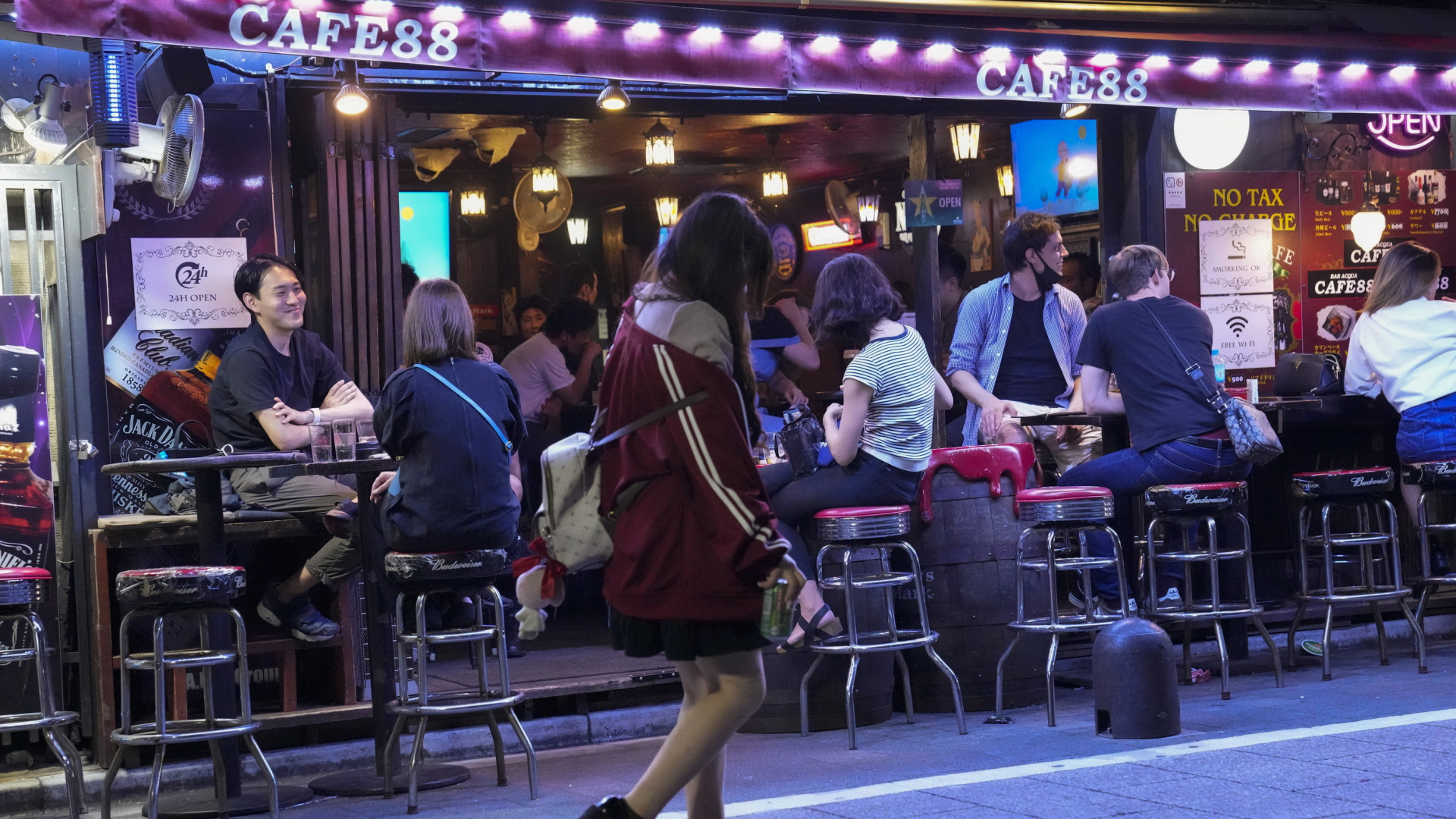 Besucher sitzen in Tokio (Japan) vor einer Bar | AP
