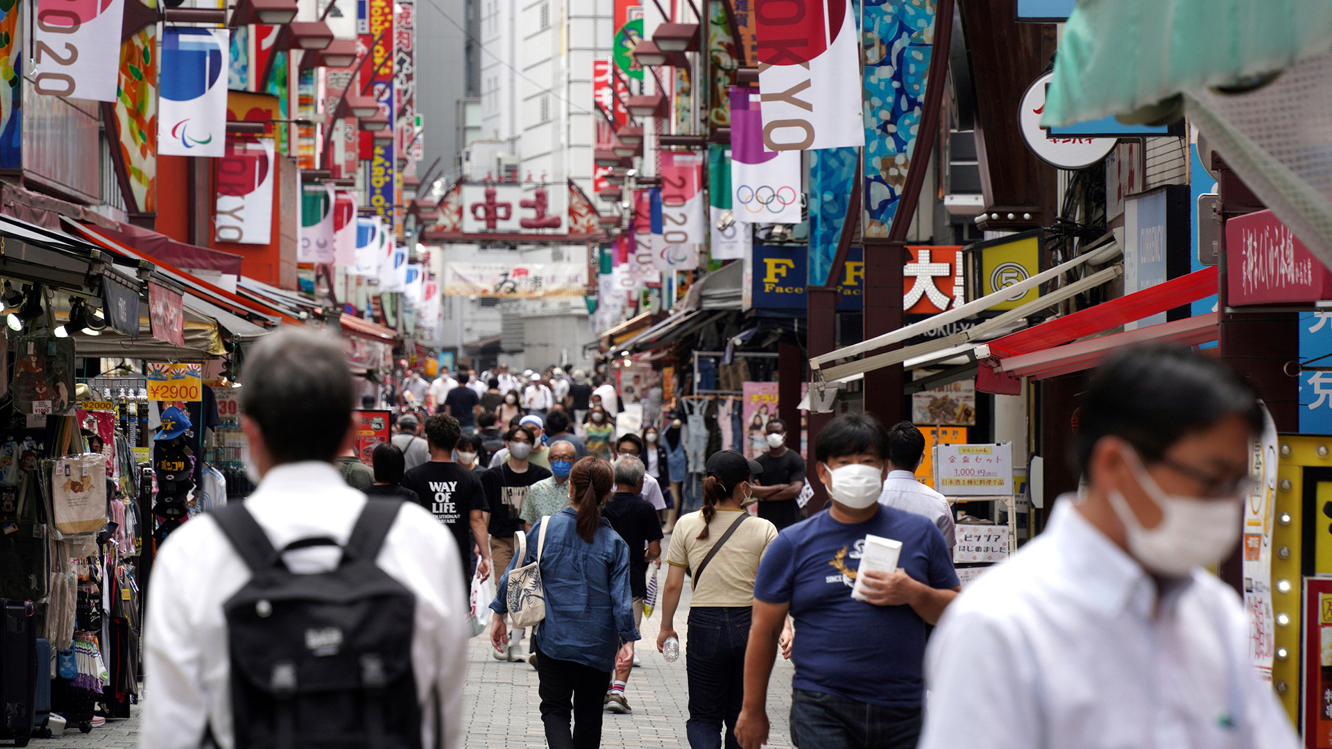 Menschen mit Gesichtsmasken in einer Einkaufsstraße von Tokio | AP