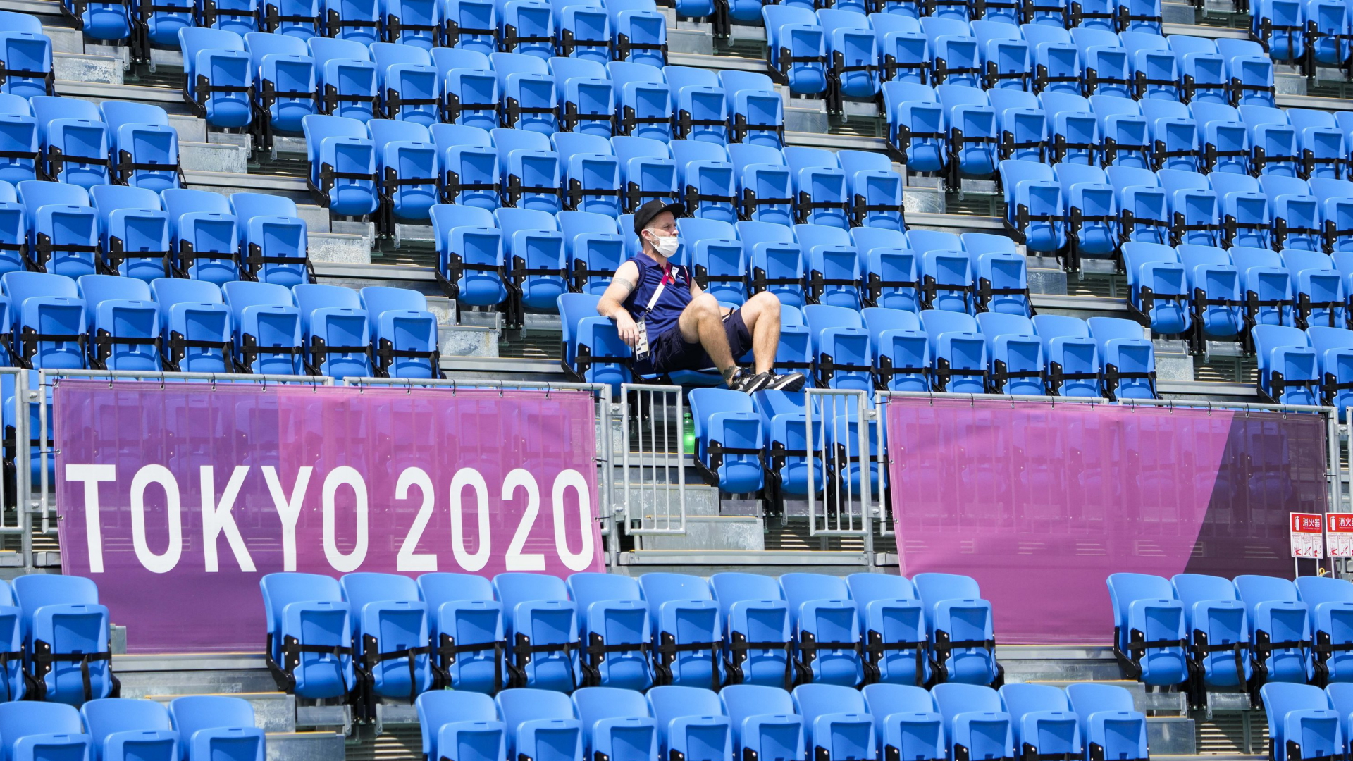 Ein einzelner Zuschauer in einem sonst leeren Stadion bei den olympischen Spielen in Tokio. | AP