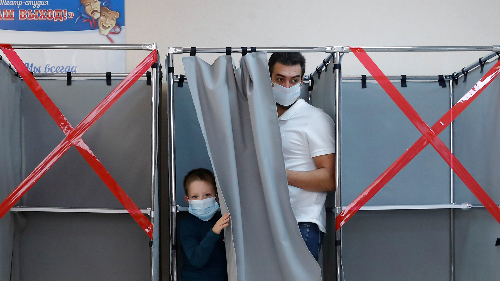 Eine Wahlkabine in einem Wahllokal in Tomsk. | REUTERS