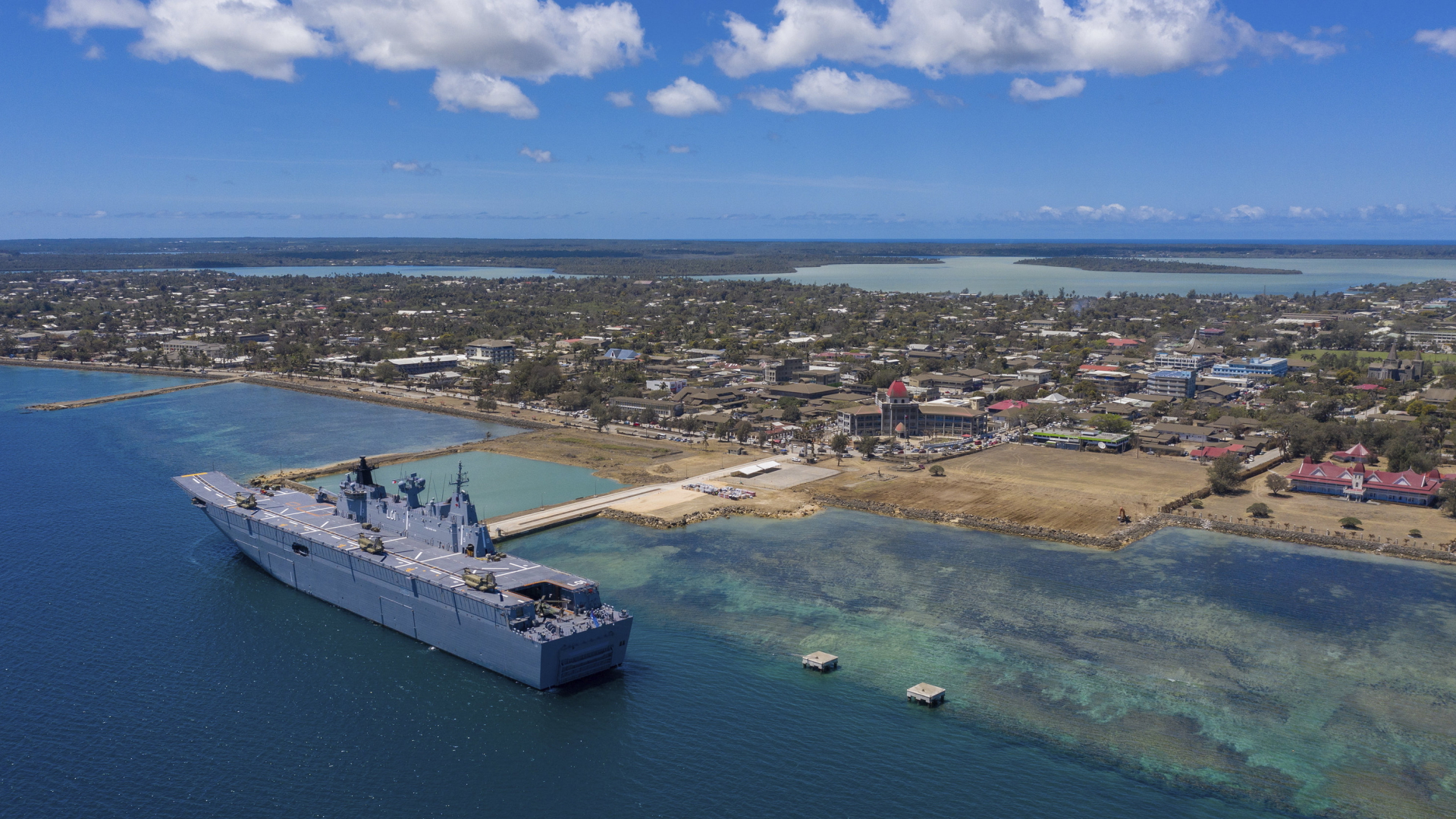 Das australische Kriegsschiff HMAS Adelaide bringt Hilfsgüter in den Hafen von Nukualofa (Tonga) | AP