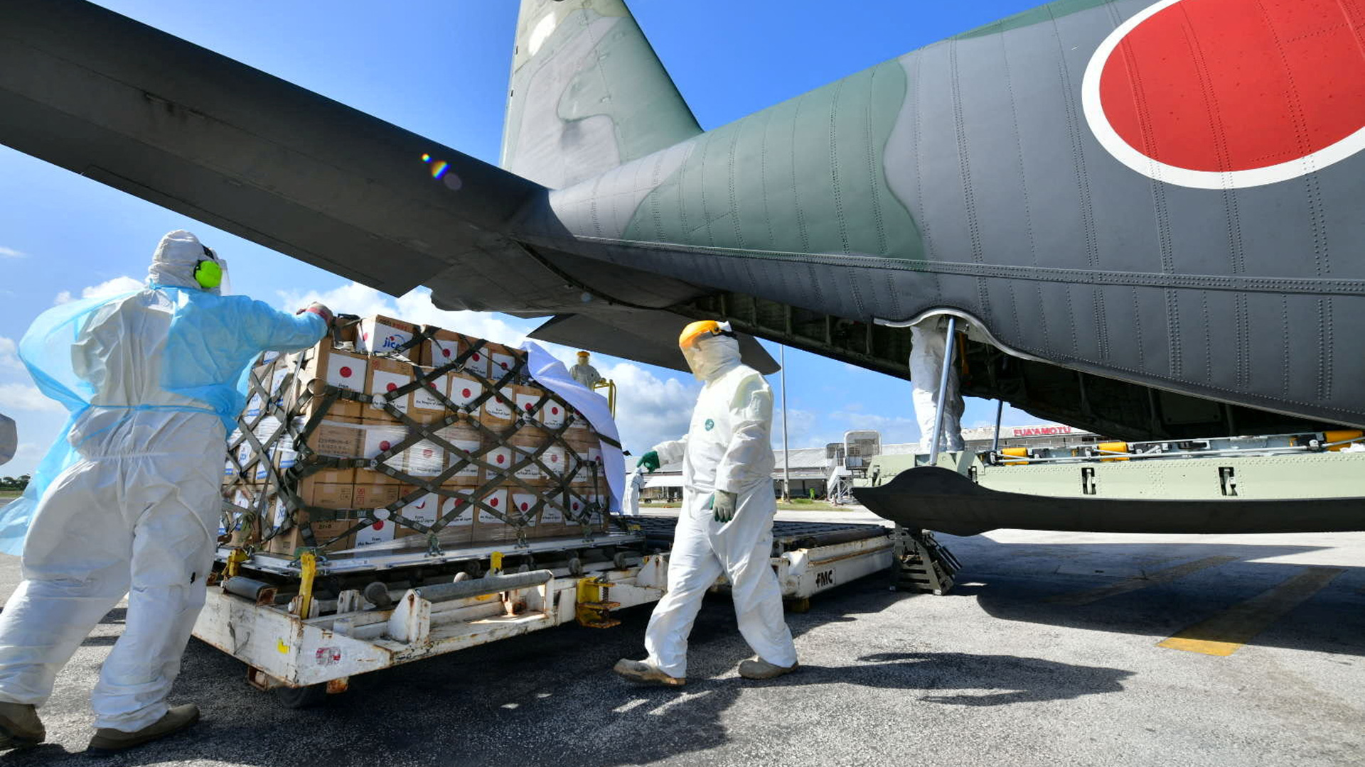 Hilfsgüter aus Japan auf dem internationalen Flughafen Fua'amotu auf der Insel Tongatapu, Tonga. | via REUTERS