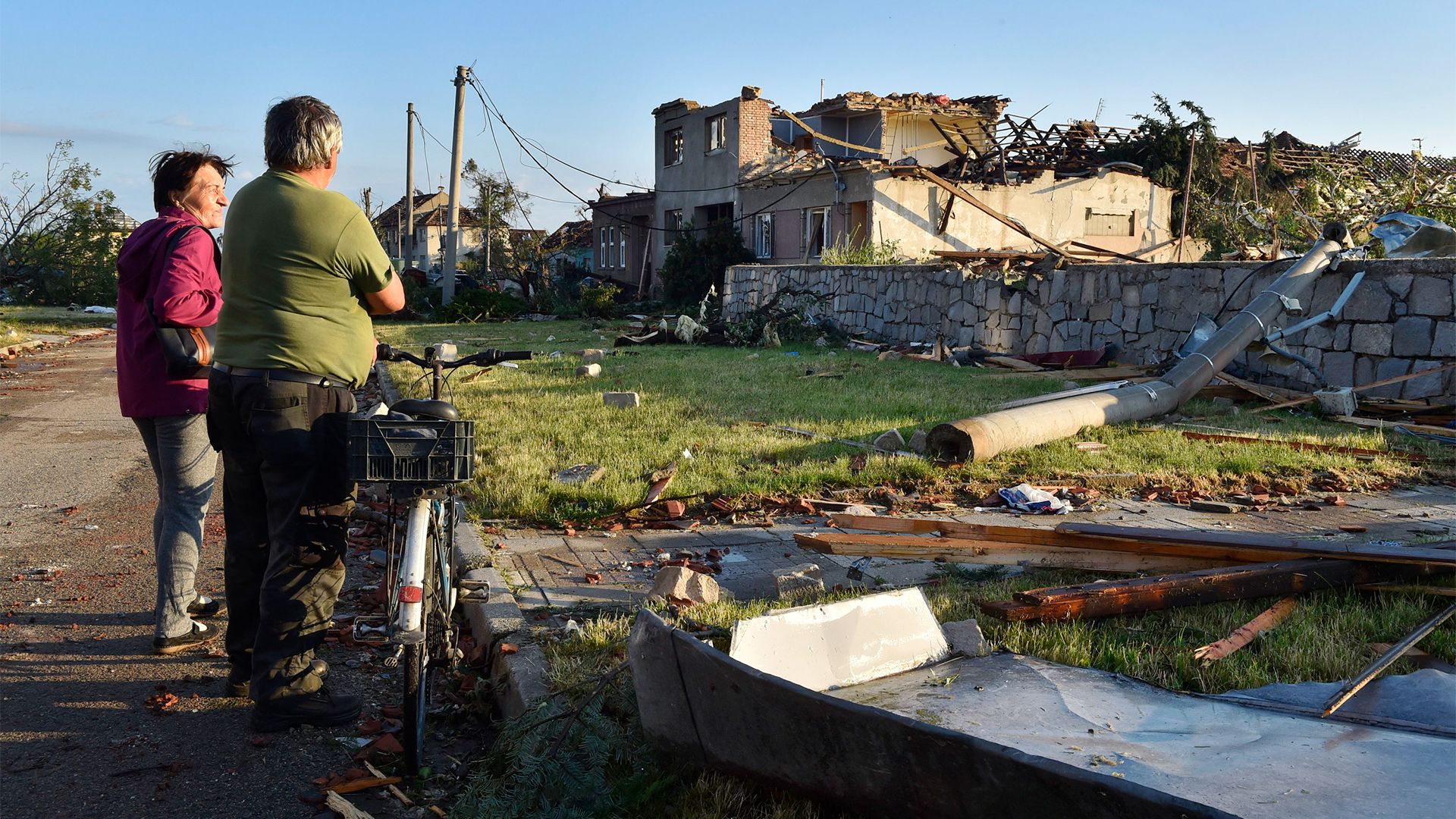Einheimische stehen vor Häusern, die ein Tornado zuvor zerstört hat, im Dorf Moravska Nova Ves in Tschechien. | AP