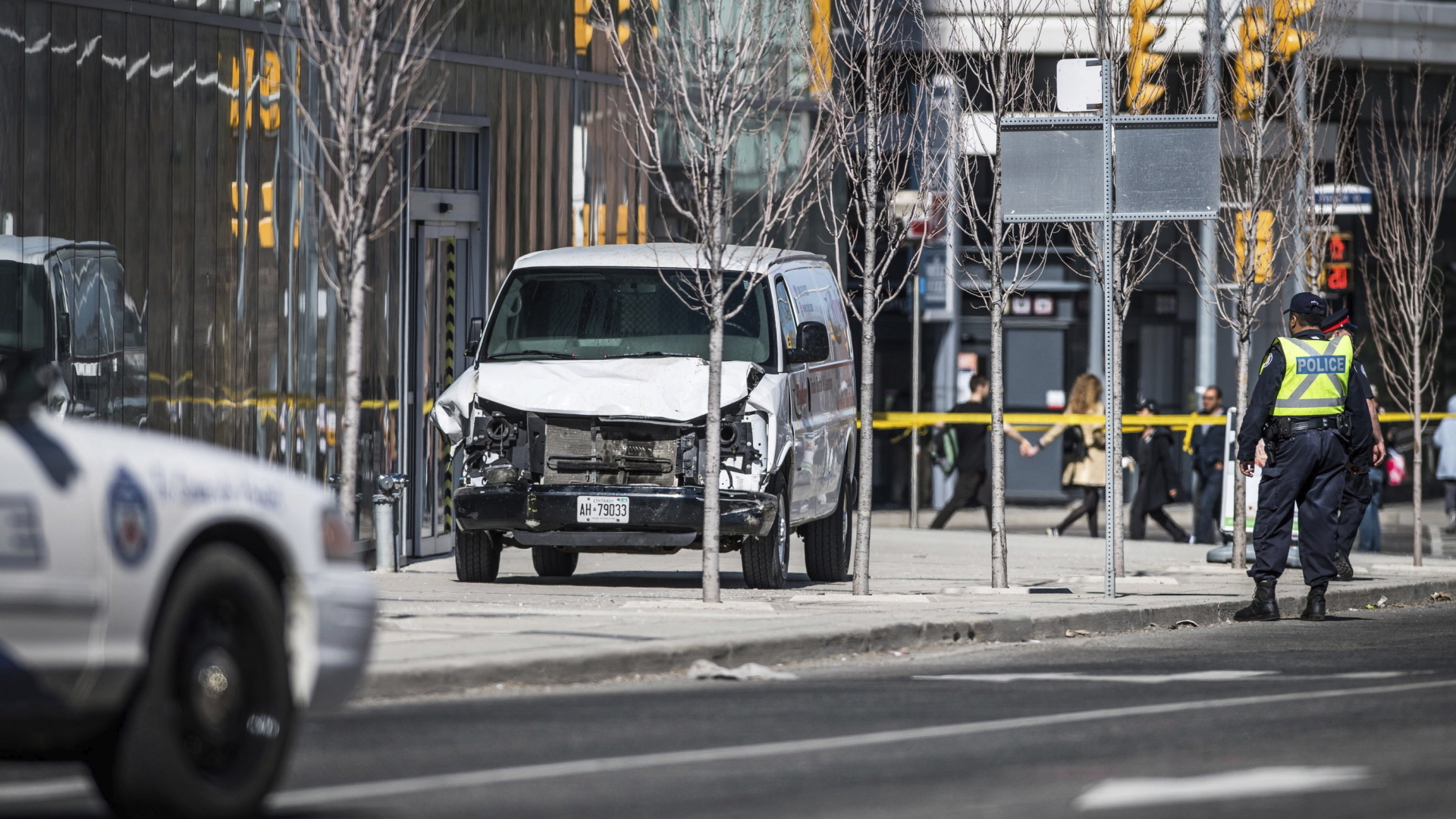 Ein beschädigter Lieferwagen steht in Toronto auf dem Gehweg, nachdem der Lieferwagen in eine Gruppe von Fußgängern fuhr.  | dpa