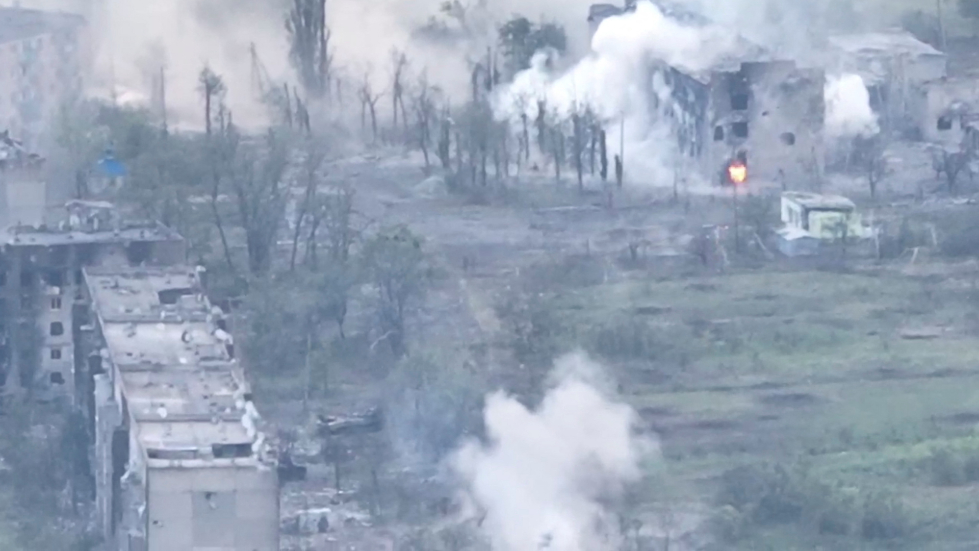 Drohnenaufnahme des Artilleriebeschusses auf das ukrainische Dorf Toschkiwka in der Region Luhansk. | via REUTERS