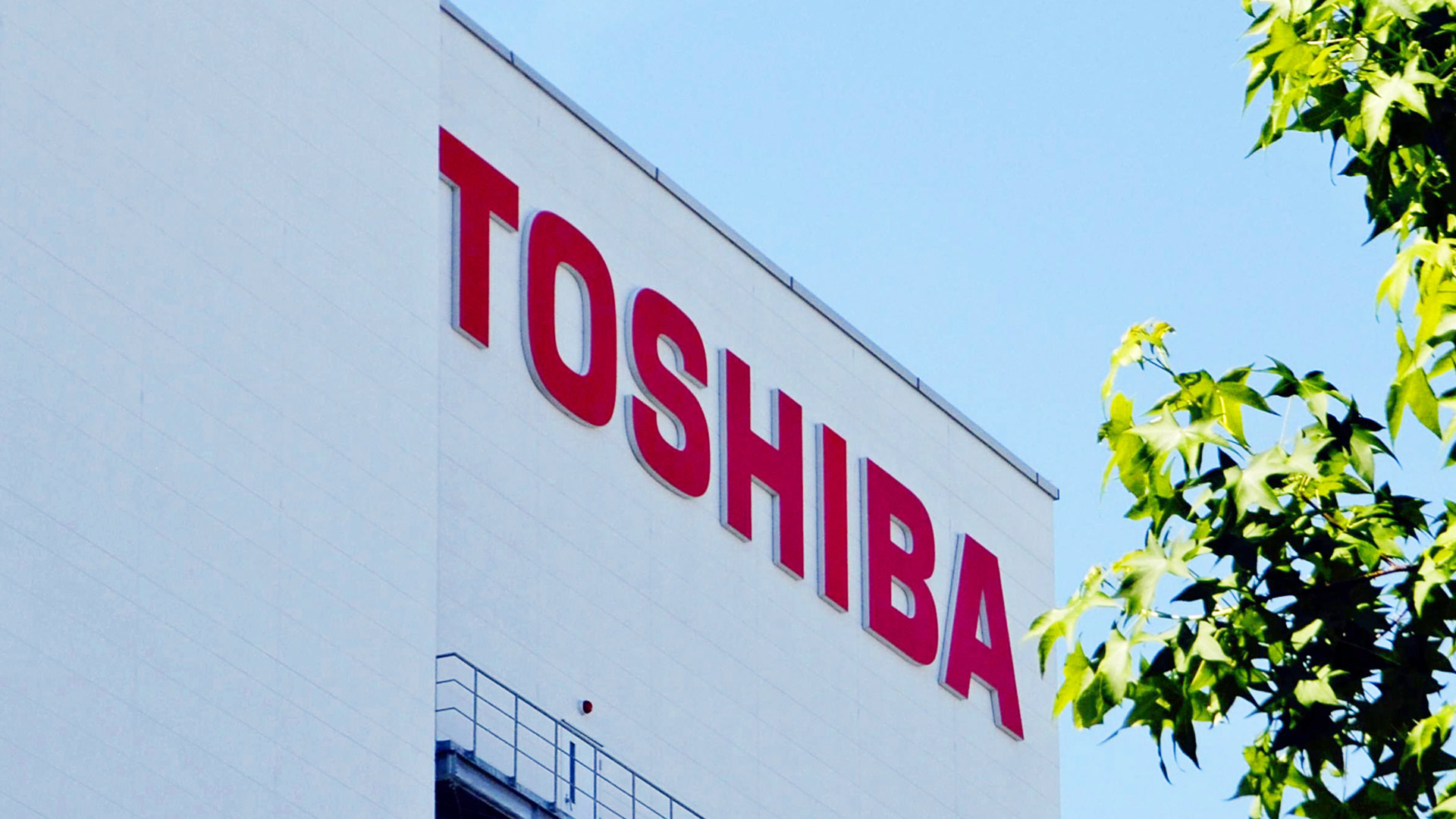 Toshiba-Schriftzug an einer Fabrikfassade