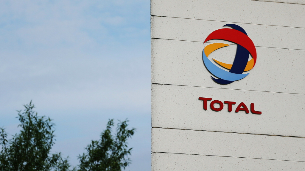 Das Total-Logo an einer Raffinerie in Frankreich.