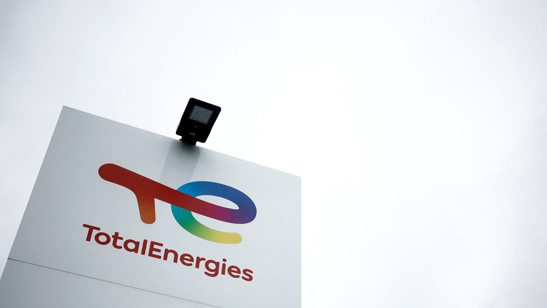 Schild mit TotalEnergies-Logo | REUTERS