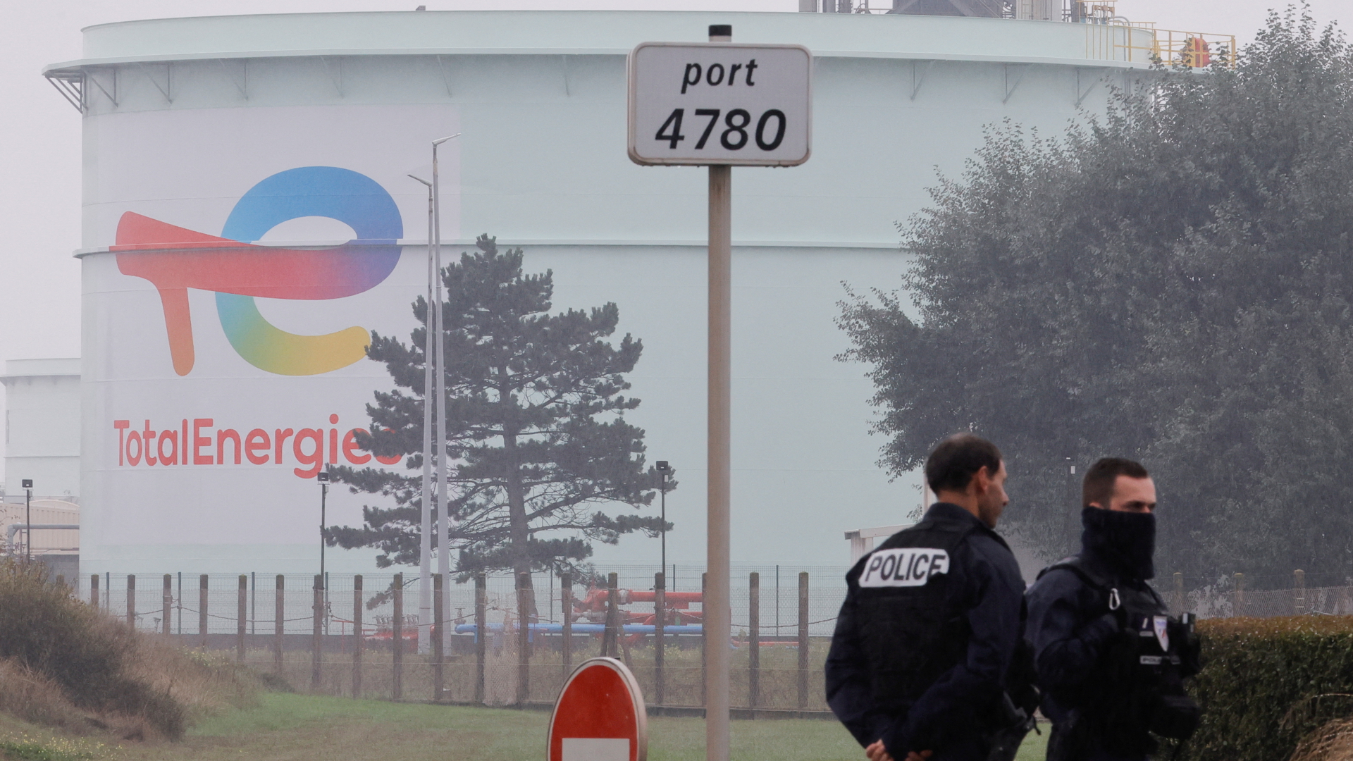 Polizisten stehen vor einer Raffinerie des Ölkonzerns TotalEnergies | REUTERS