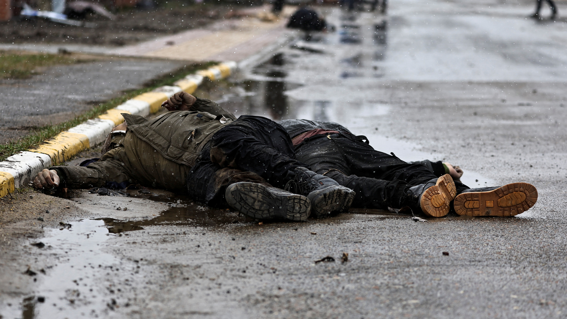 Zwei Leichen liegen auf einer Straße in Butscha, Ukraine. | Bildquelle: REUTERS