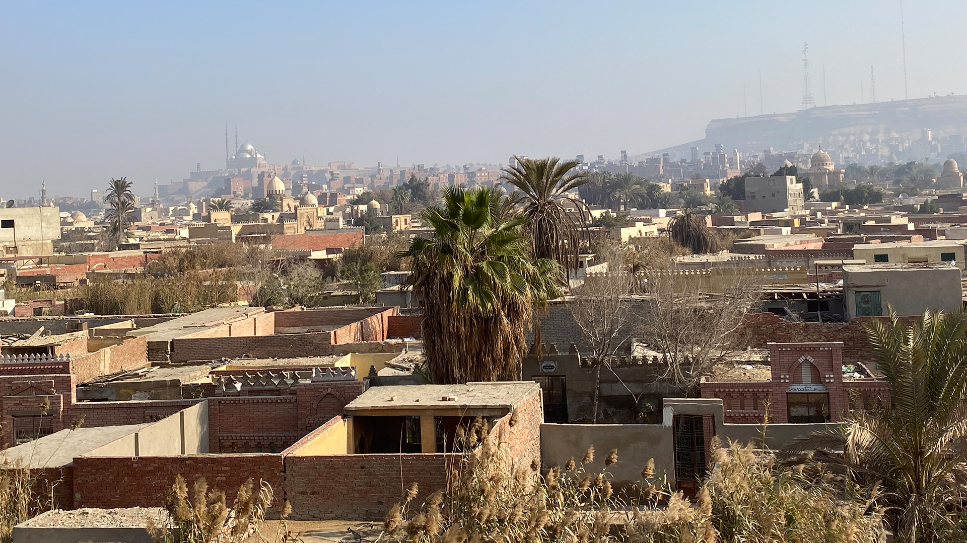 Blick über die Totenstadt mit der Zitadelle im Hintergrund. | Anne Allmeling, ARD-Studio Kairo