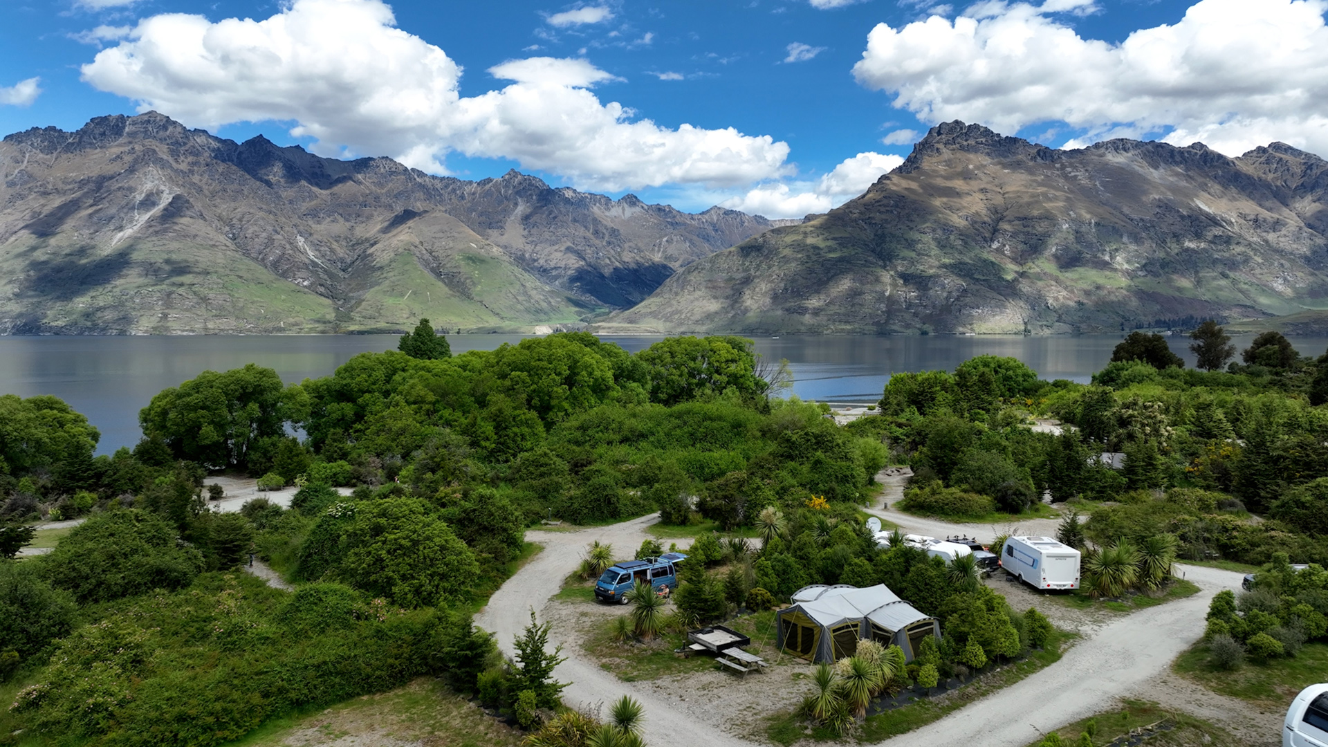 Luftbild von einem "Freedom-Campingplatz" vor dem Lake Wakapitu in Neuseeland | ARD-Studio Singapur/Sandra Ratzow