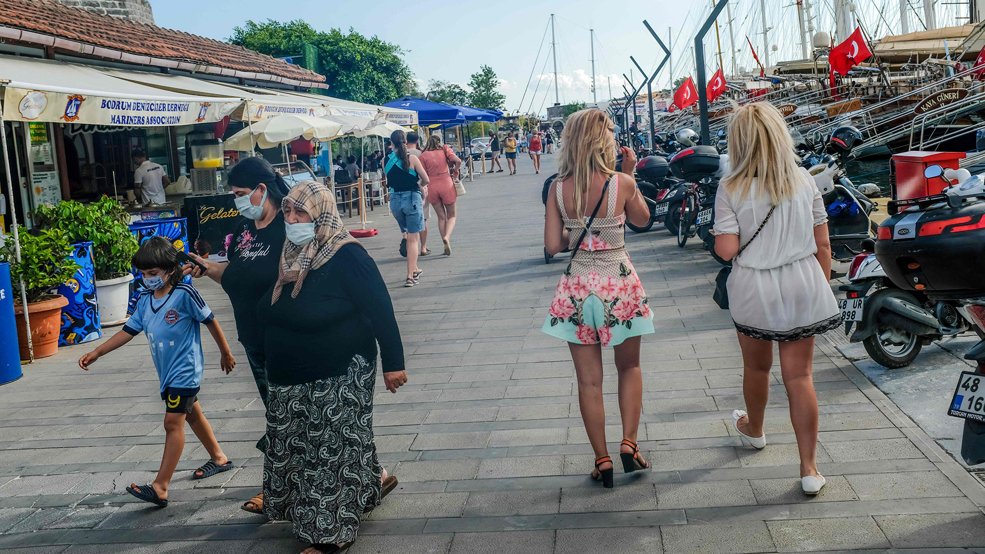 Touristen gehen in Bodrum an der Promenade entlang. | AFP