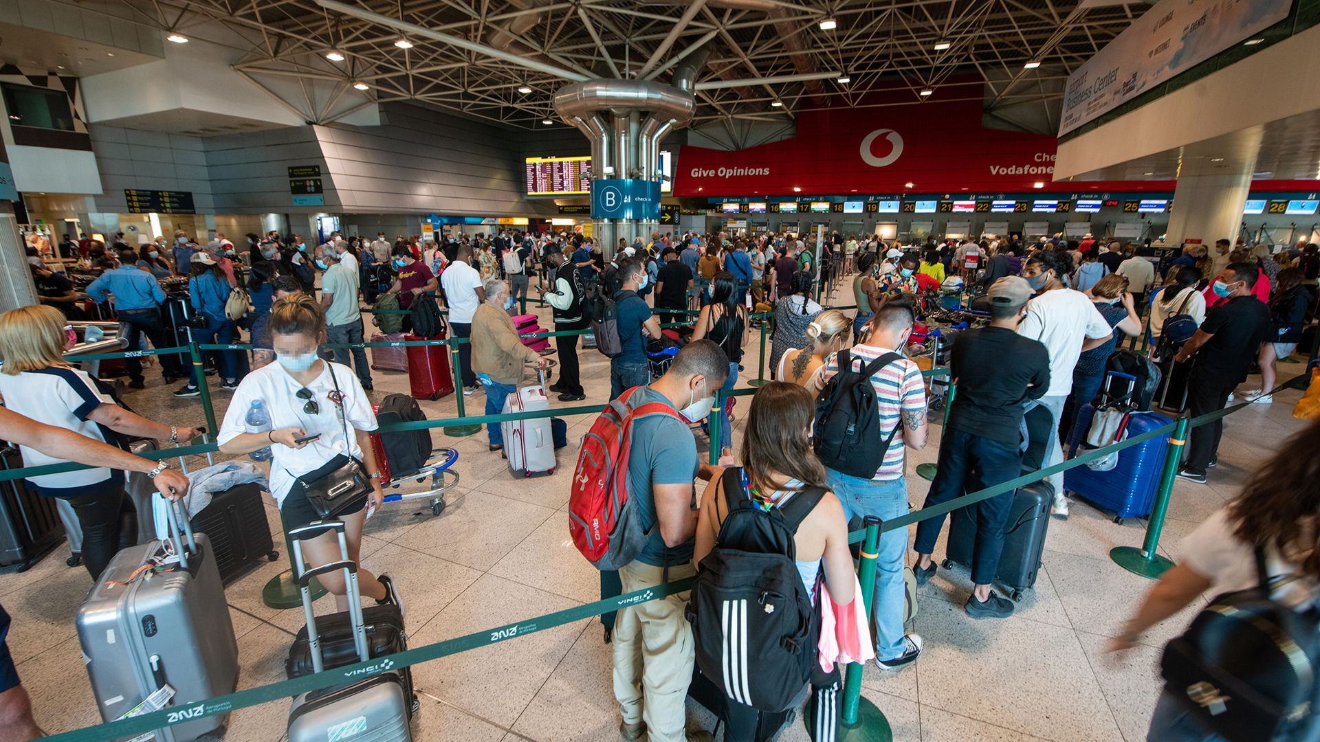 Menschen stehen Schlange am Flughafen Frankfurt/a.M. | picture alliance/dpa