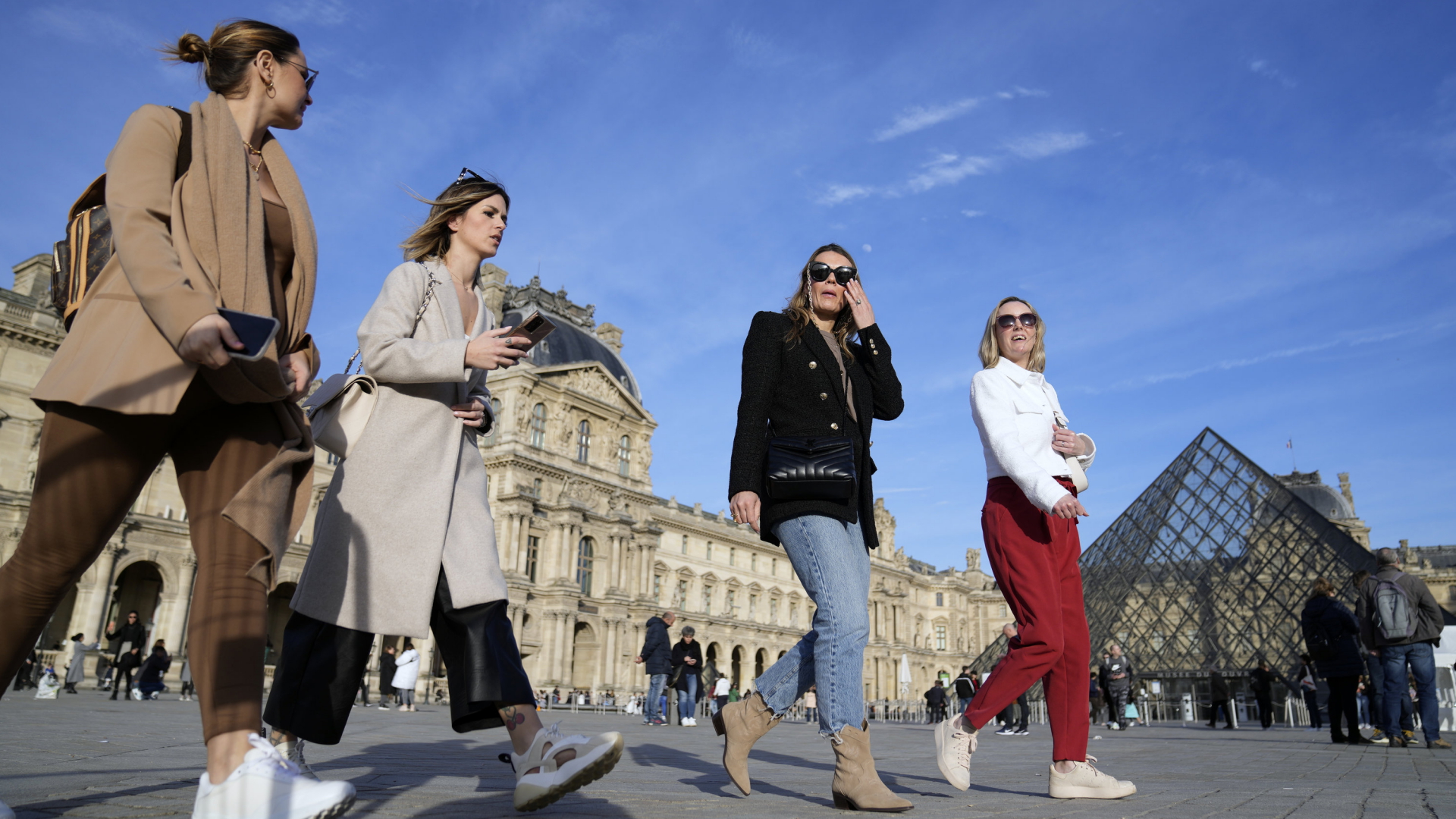 Touristen ohne Maske vor dem Pariser Louvre-Museum | AP