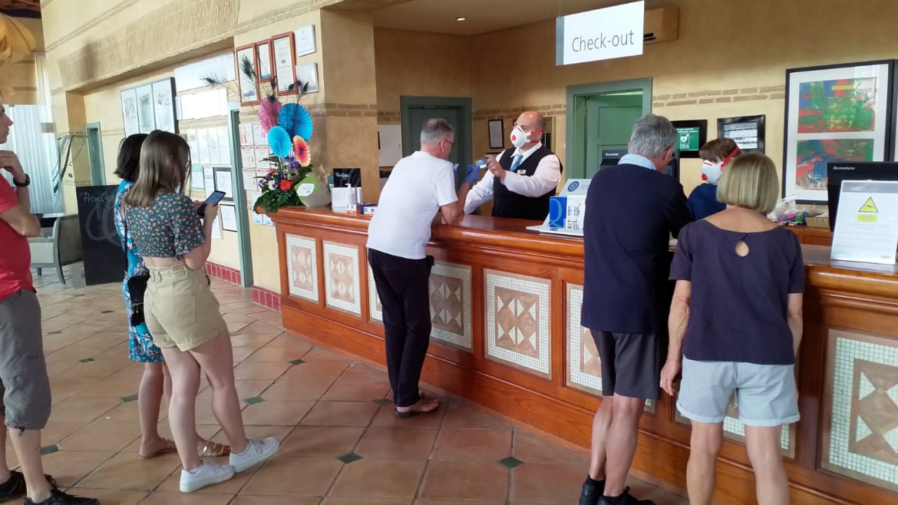 Gäste des Hotel H10 Costa Adeje Palace auf Teneriffa | via REUTERS