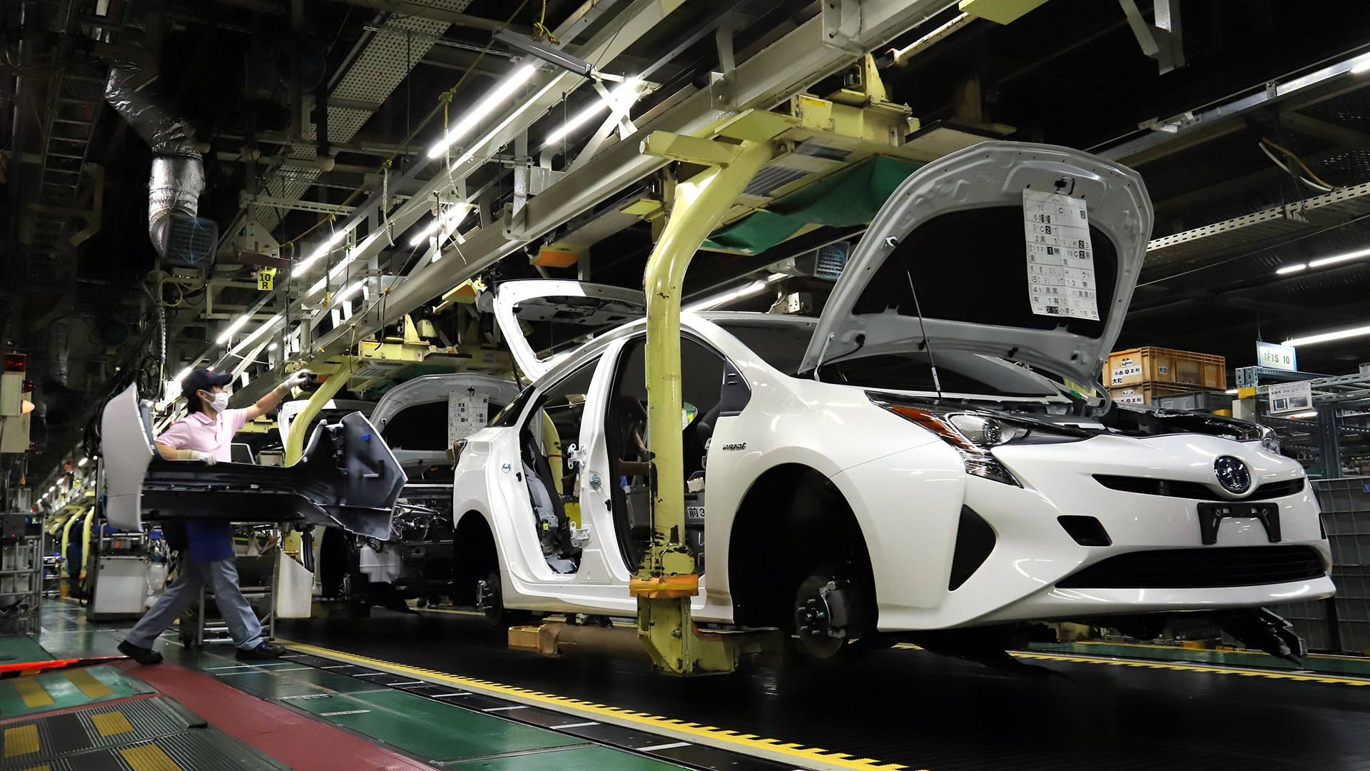 In einer japanischen Autofabrik des Herstellers Toyota wird ein Fahrzeug montiert. | imago/AFLO