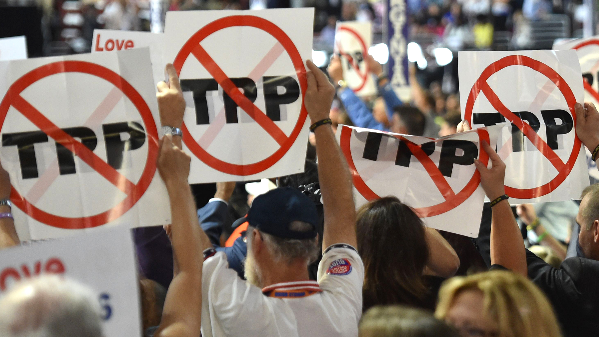 TPP-Gegner halten Protestplakate in die Höhe | AFP