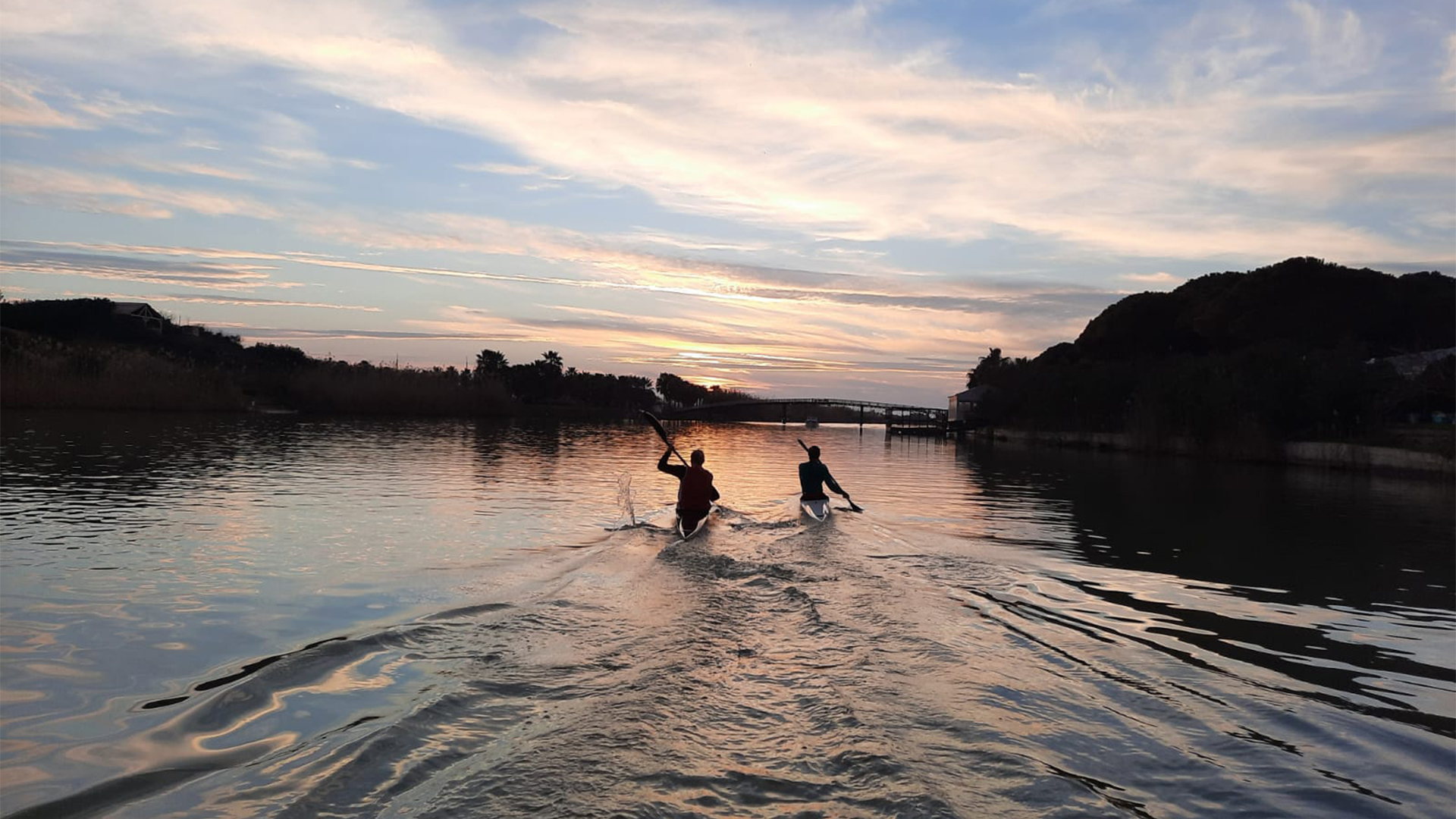 Zwei Frauen paddeln im Sonnenuntergang | MDR