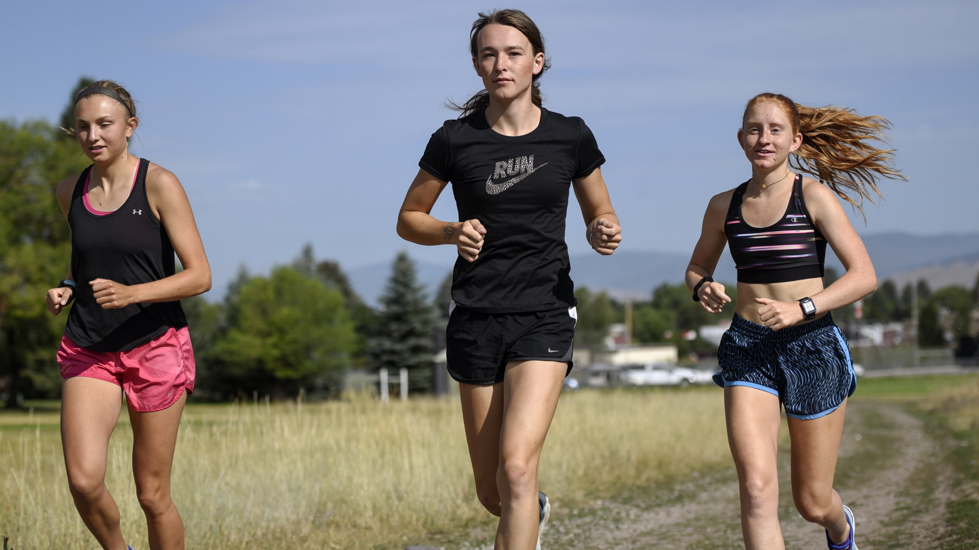 Die junge Läuferin Juniper Eastwood (Mitte) von der University of Montana beim Training mit Teamkolleginnen. | AP