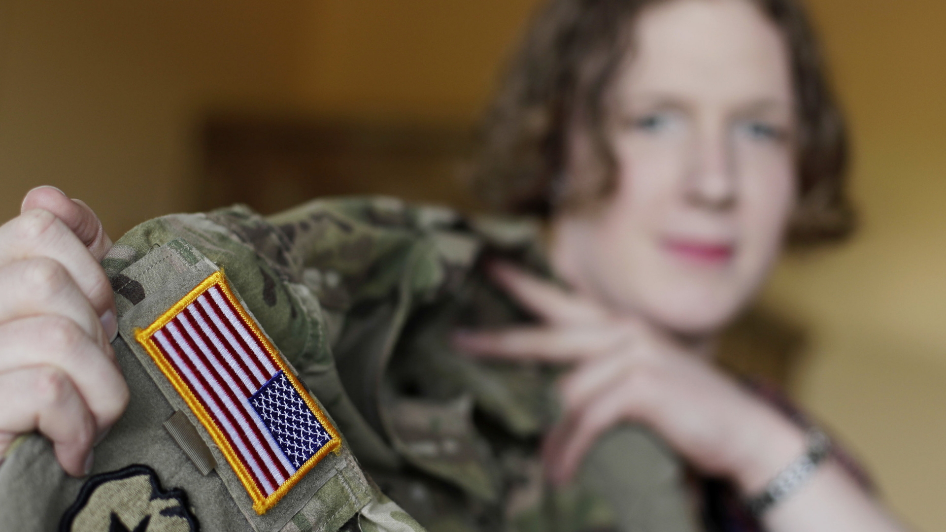 Jennifer Sims zeigt ihre Uniform der US-Armee