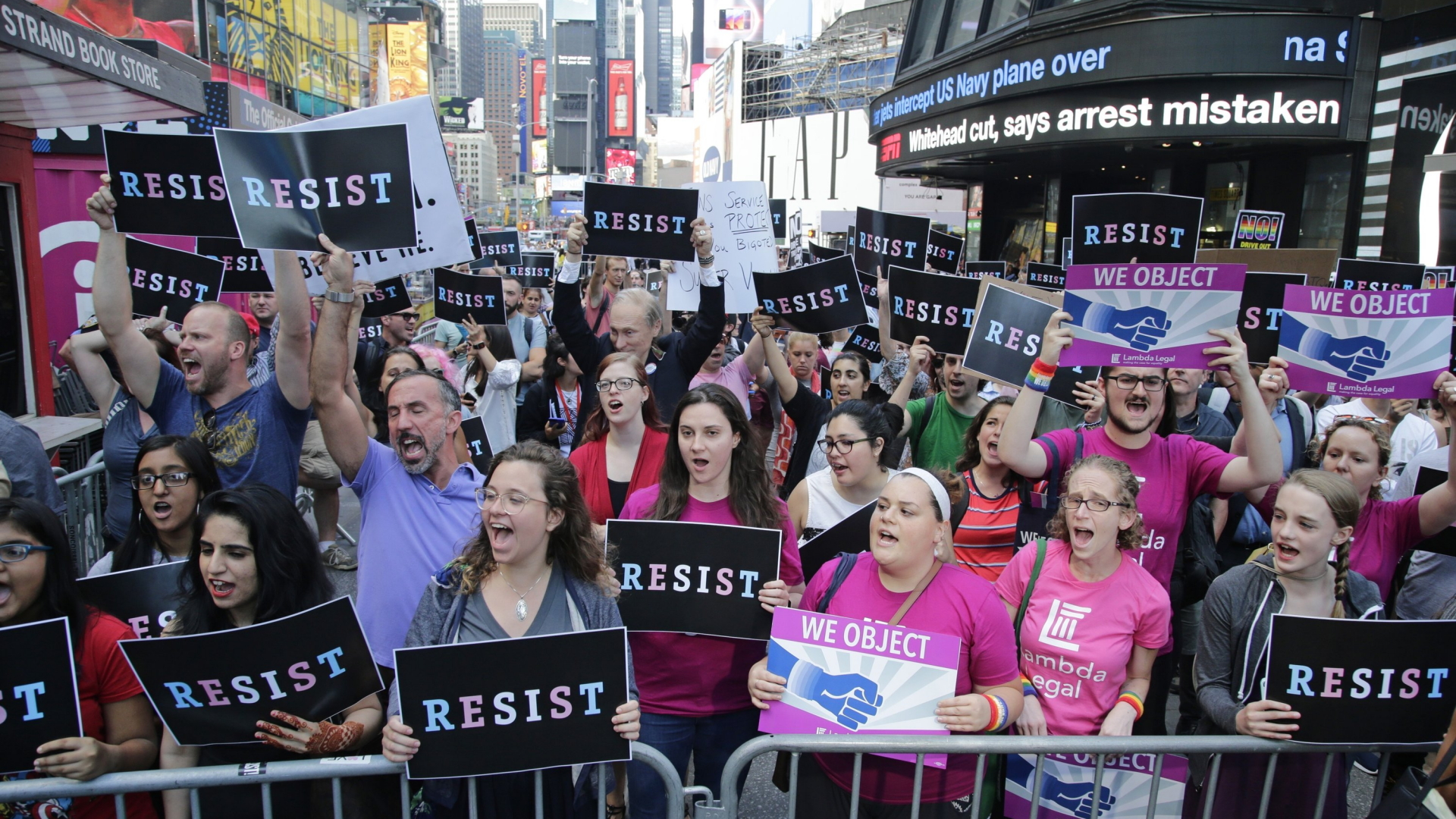 Menschen protestieren auf dem New Yorker Times Square gegen den geplanten Bann von Transgender aus dem US-Militär | AP