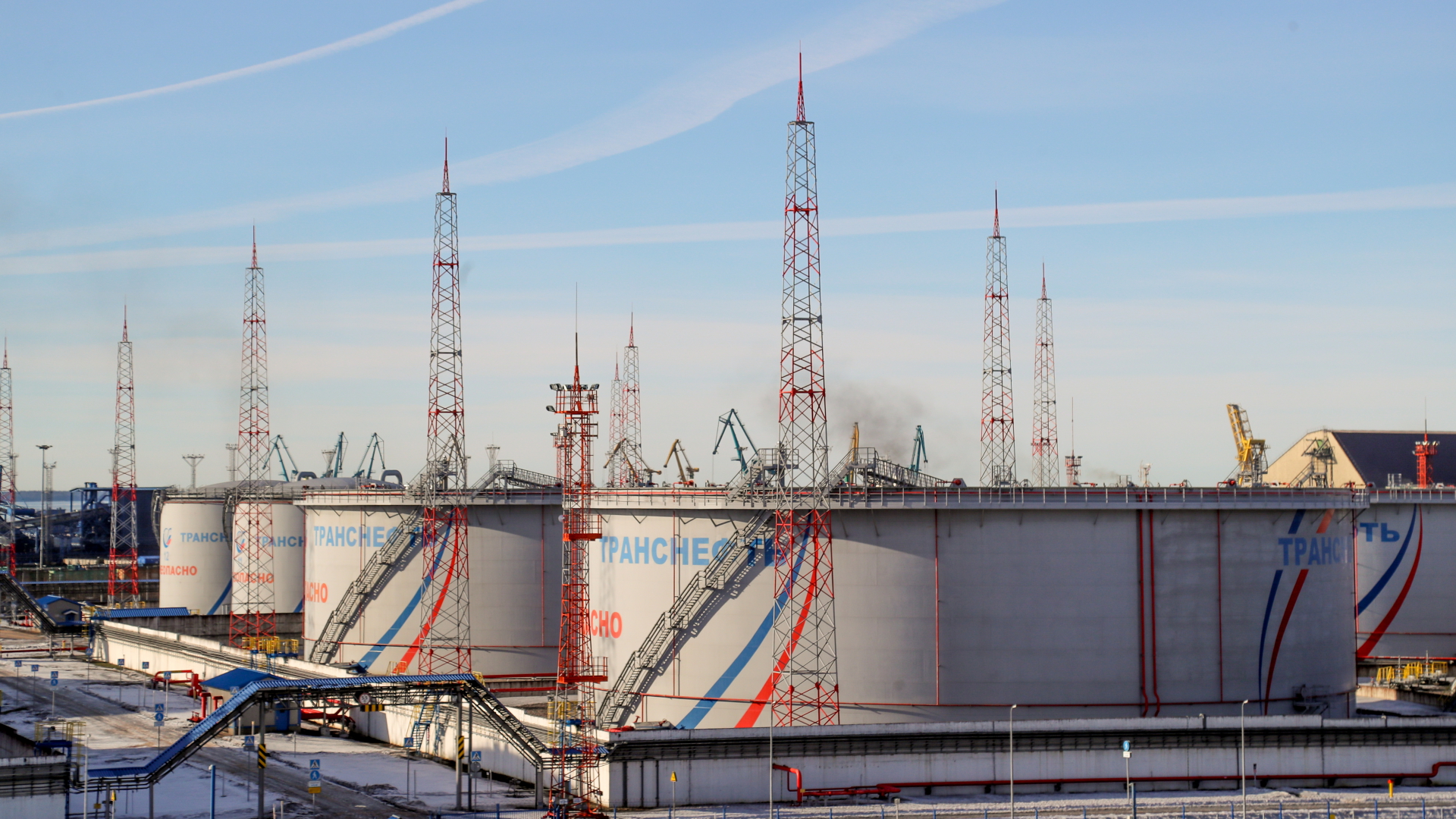 Tanks von Transneft, einem staatlichen russischen Unternehmen, das die Erdöl-Pipelines des Landes betreibt, im Ölterminal von Ust-Luga. | dpa