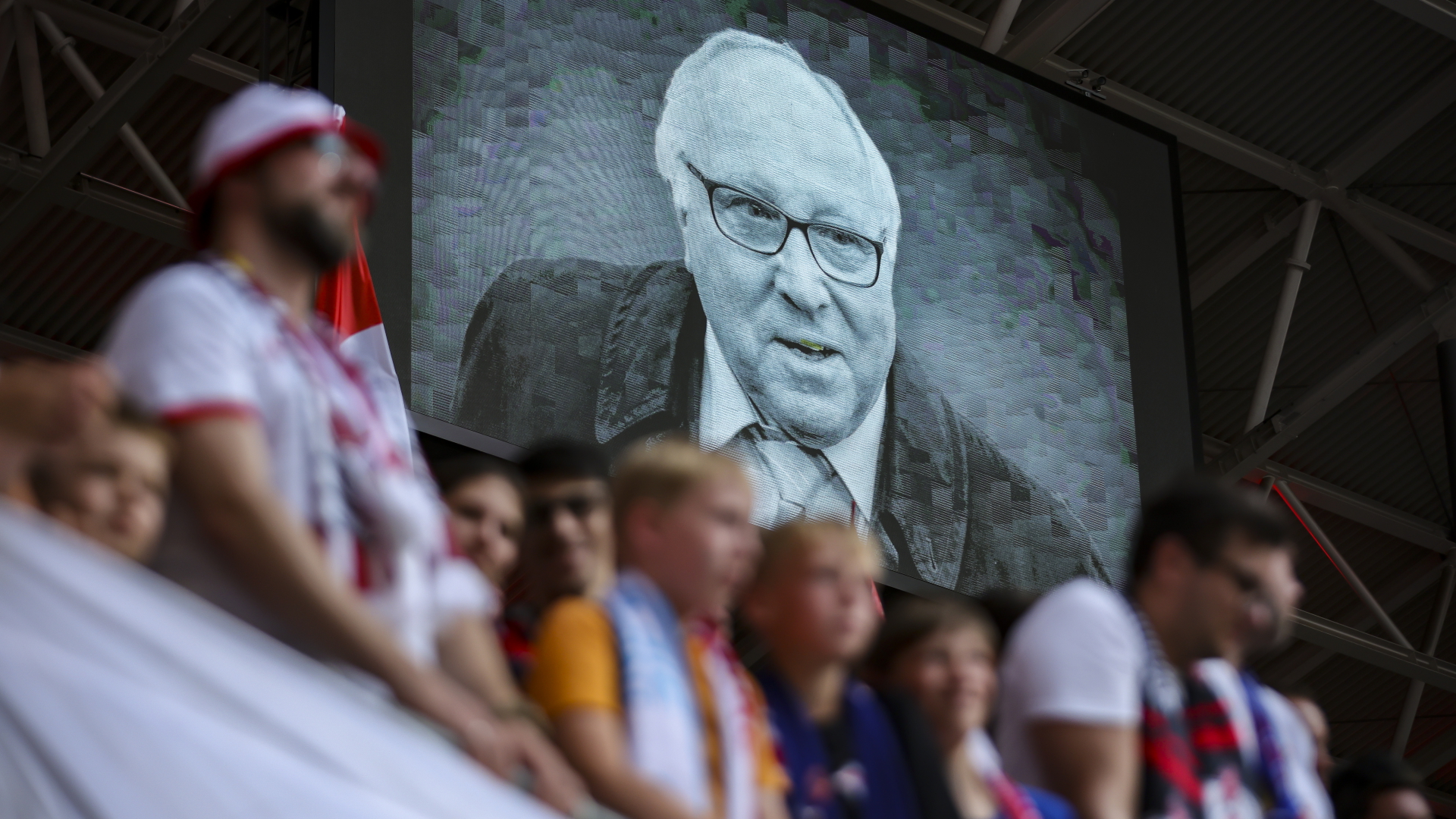 Zuschauer des Testspiels RB Leipzig - FC Liverpool gedenken Uwe Seeler. | dpa
