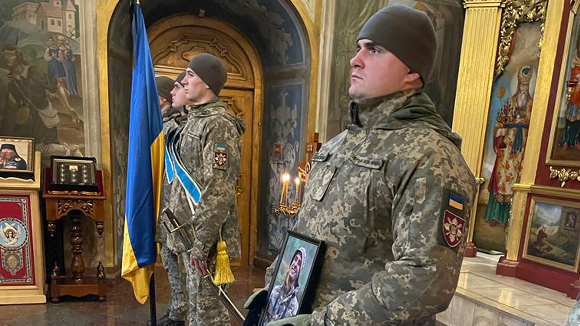 Ukrainische Soldaten halten bei einer Trauerfeier ein Foto eines gefallenen Kameraden. | Peter Sawicki/ Deutschlandfunk