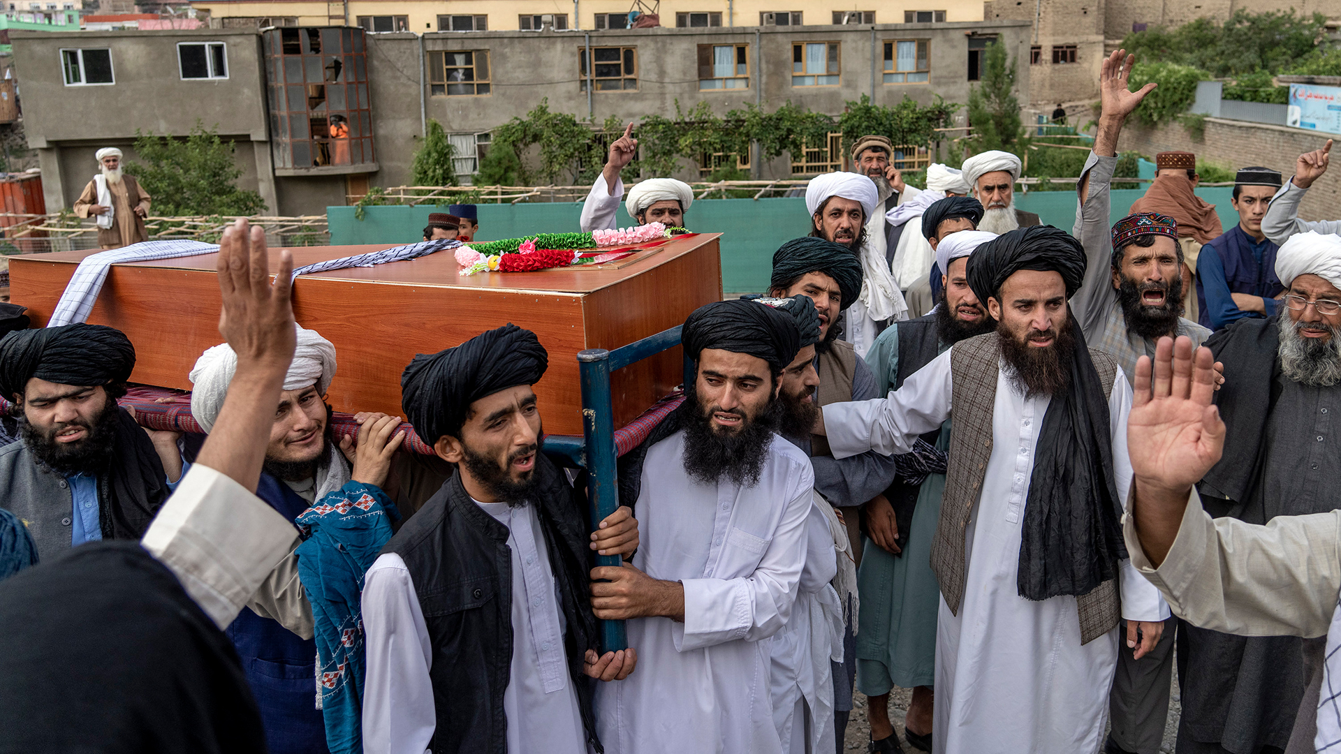 Trauernde tragen die Leiche eines Opfers eines Bombenanschlags in Kabul. | AP