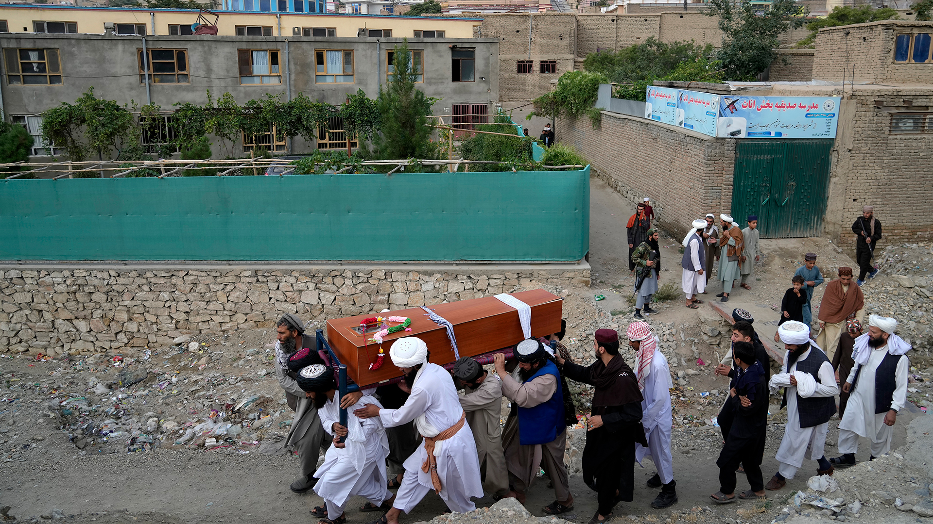 Trauernde tragen die Leiche eines Opfers eines Bombenanschlags in Kabul. | dpa