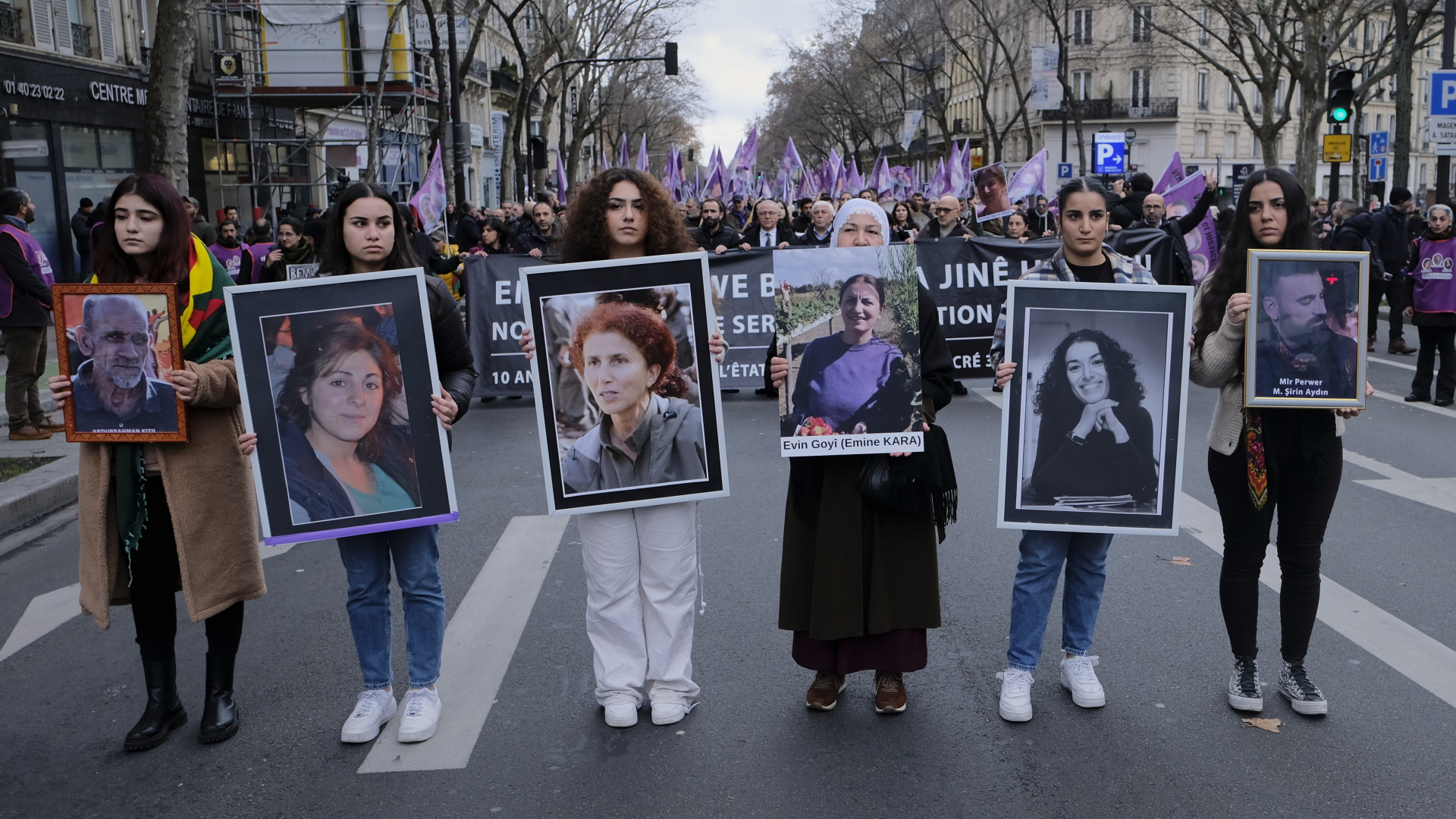 Kurdischer Trauermarsch in Paris: Sechs Frauen tragen Bilder von 2013 und 2022 getöteten kurdischen AktivistInnen. | dpa