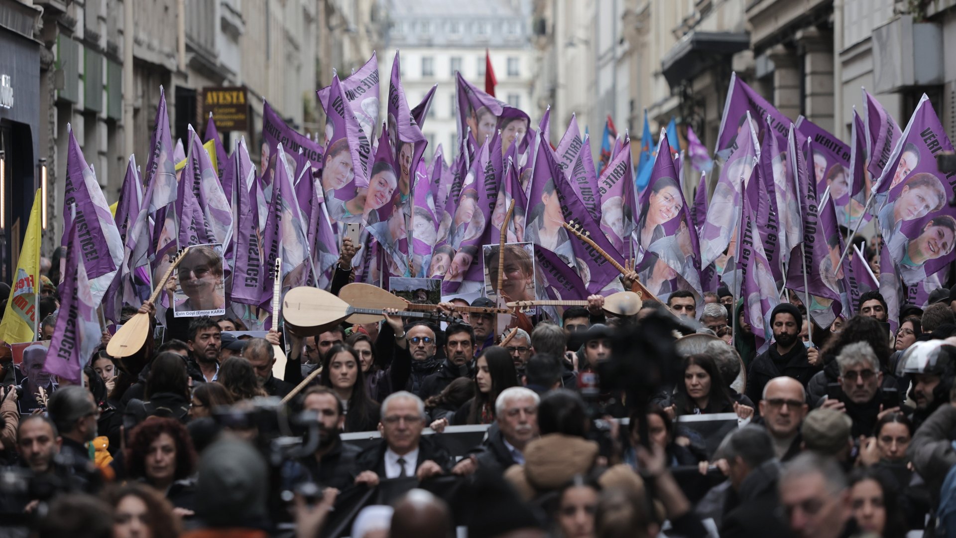 Trauermarsch nach tödlichen Schüssen auf Kurden in Paris