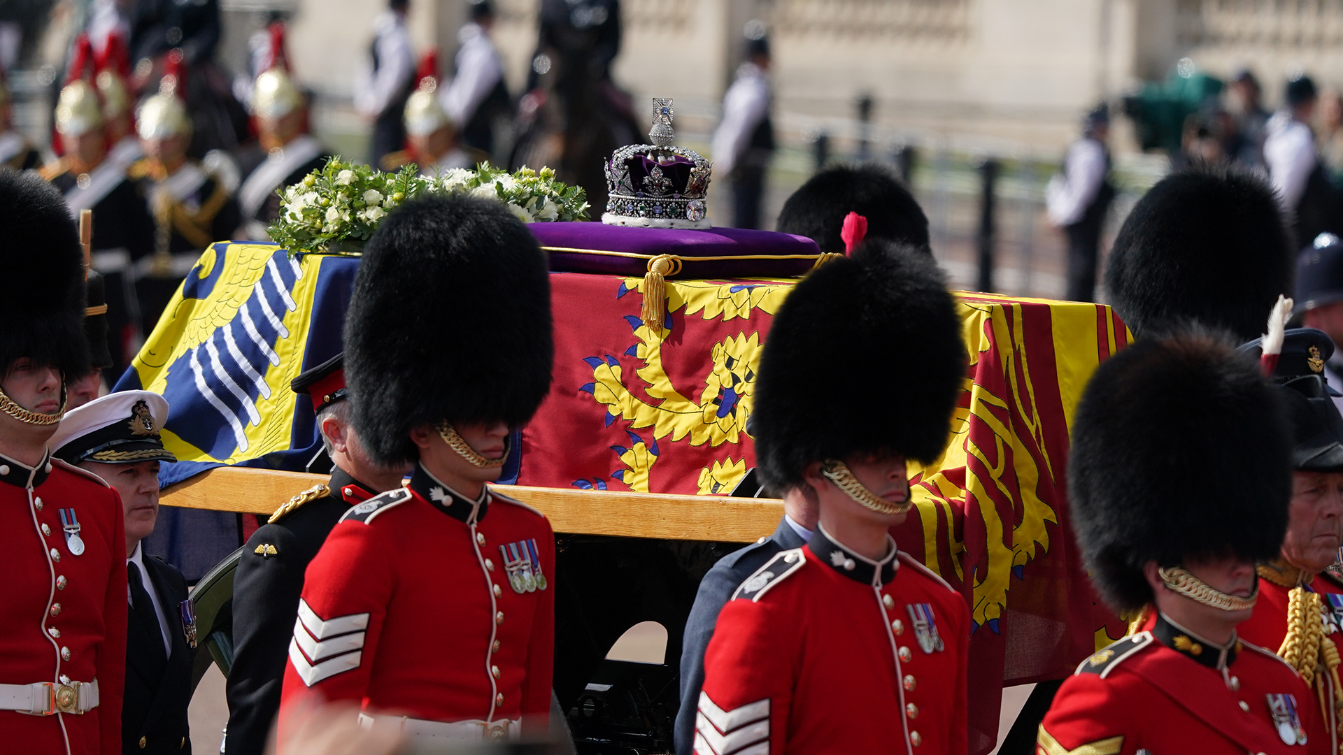 Der königliche Sarg der Queen wird getragen. | dpa