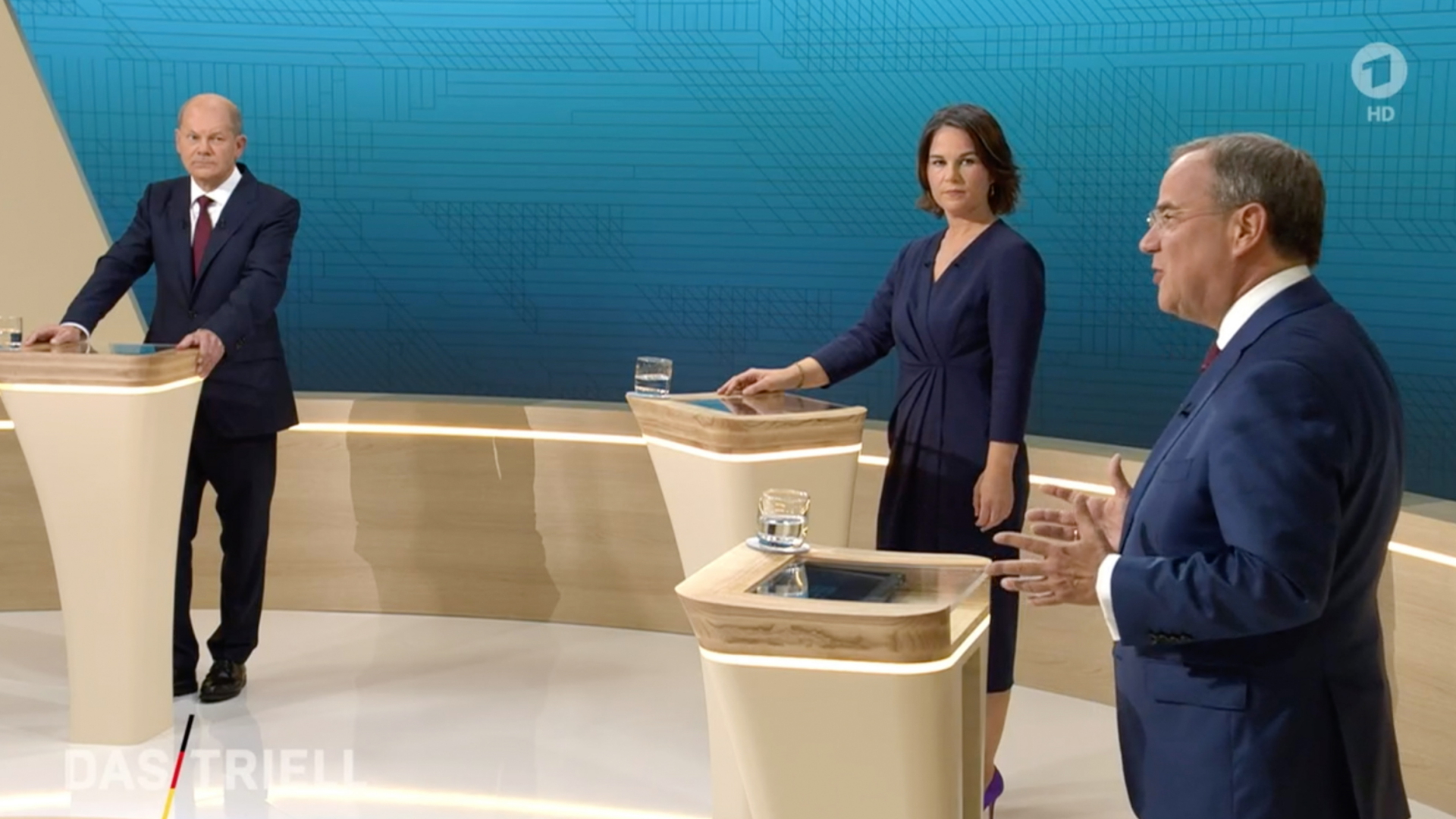Kanzlerkandidat Olaf Scholz, Kanzlerkandidatin Annalena Baerbock, und Kanzlerkandidat Armin Laschet reden miteinander im Fernsehstudio | dpa