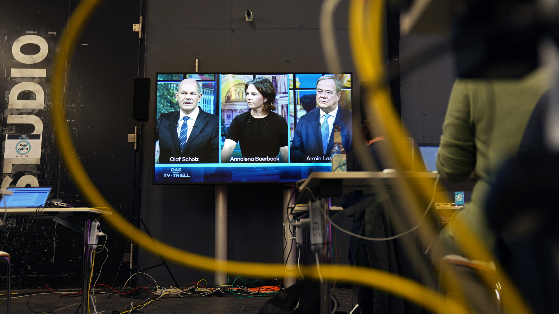 Blick ins Studio während des dritten TV-Triells mit den Kandidaten Scholz, Baerbock, Laschet.
