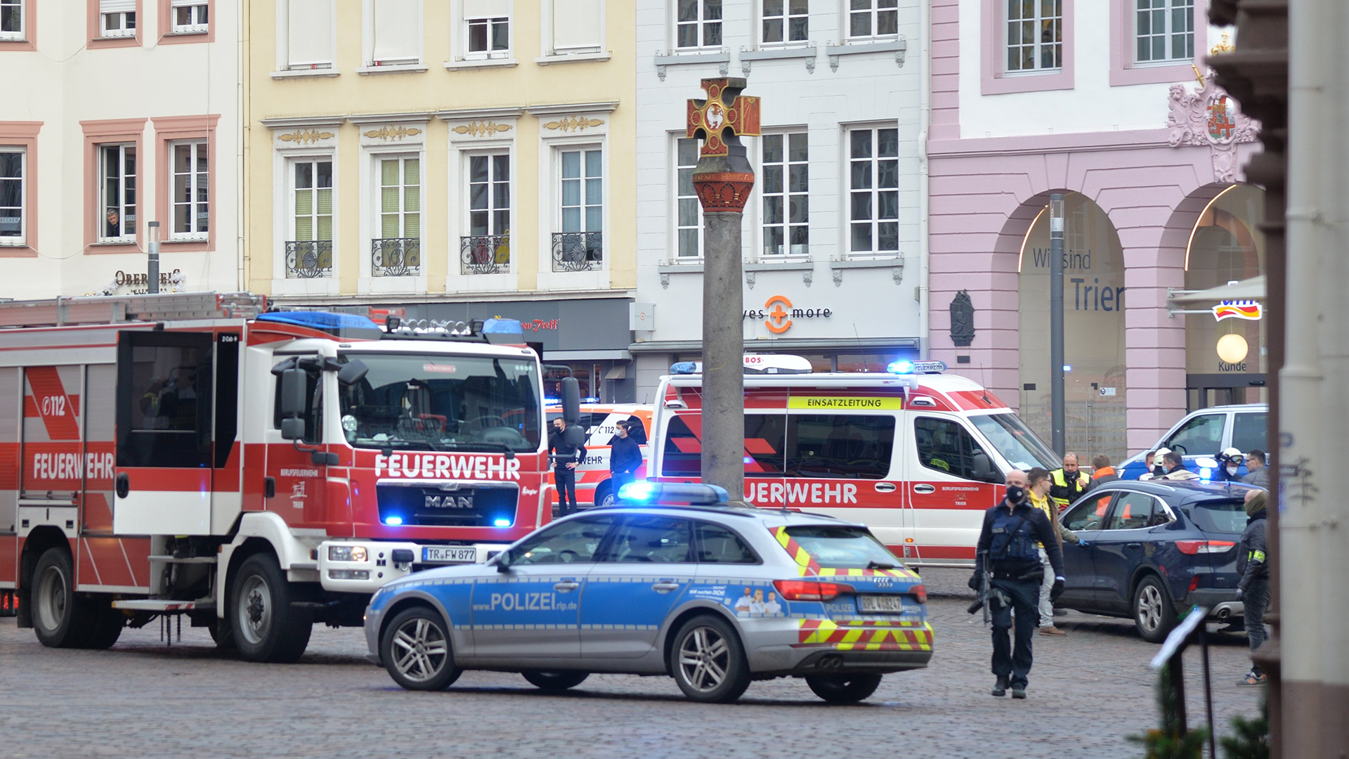 Einsatzkräfte von Polizei und Feuerwehr sind nahe der Fußgängerzone in Trier im Einsatz (Archivbild vom 01.12.20). | dpa